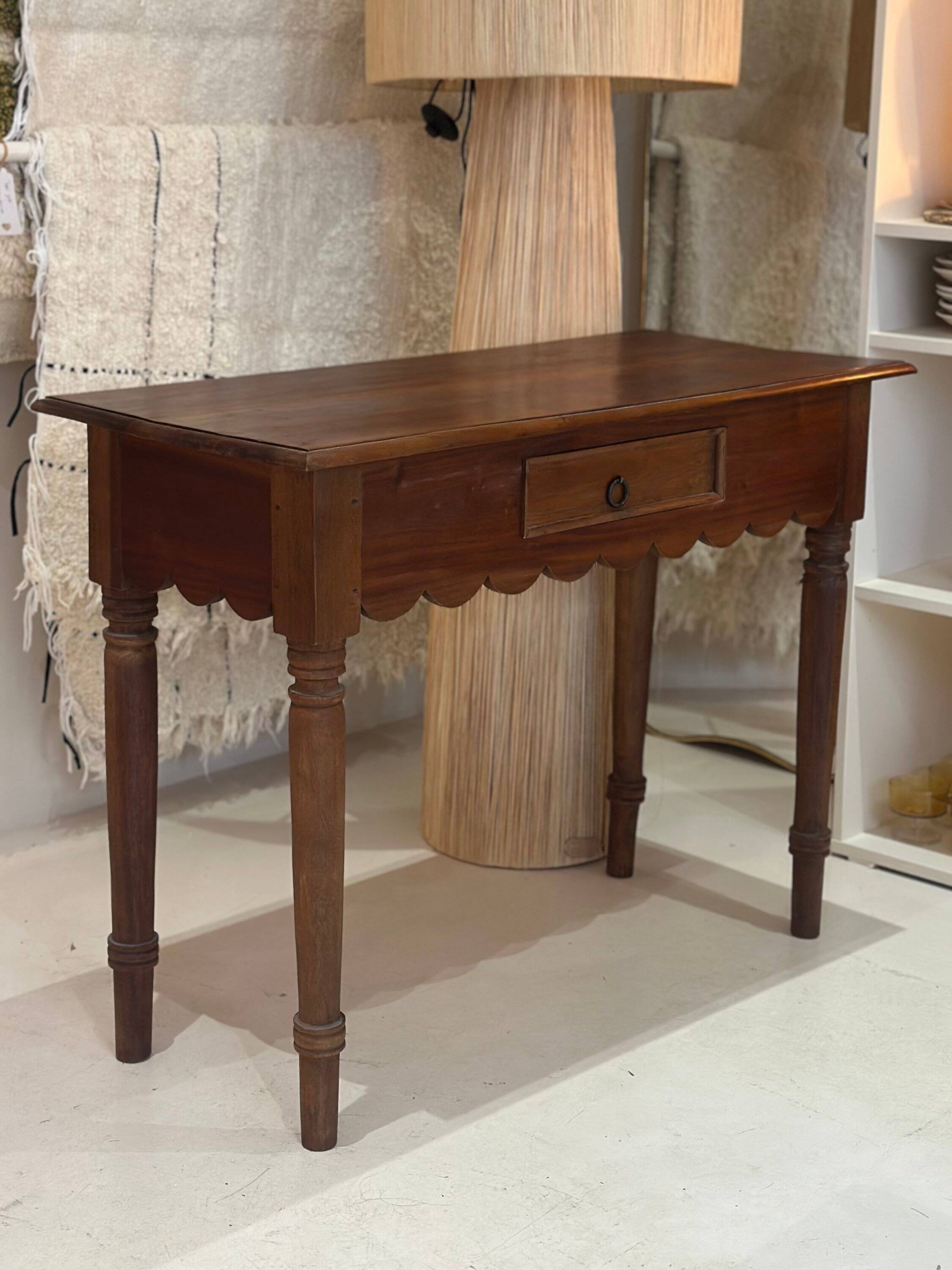 Table console en bois festonnée vintage pieds tournés