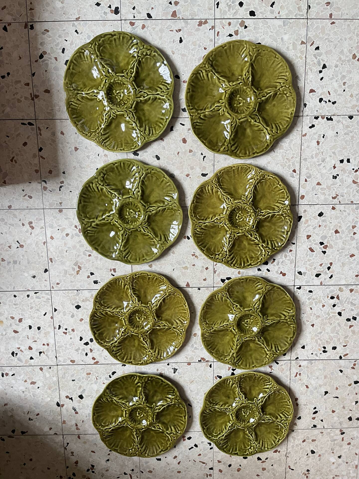 8 assiettes à huîtres Barbotine 