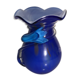 Vase ancien en verre multicouche bleu décor fleur soufflé col corolle vintage