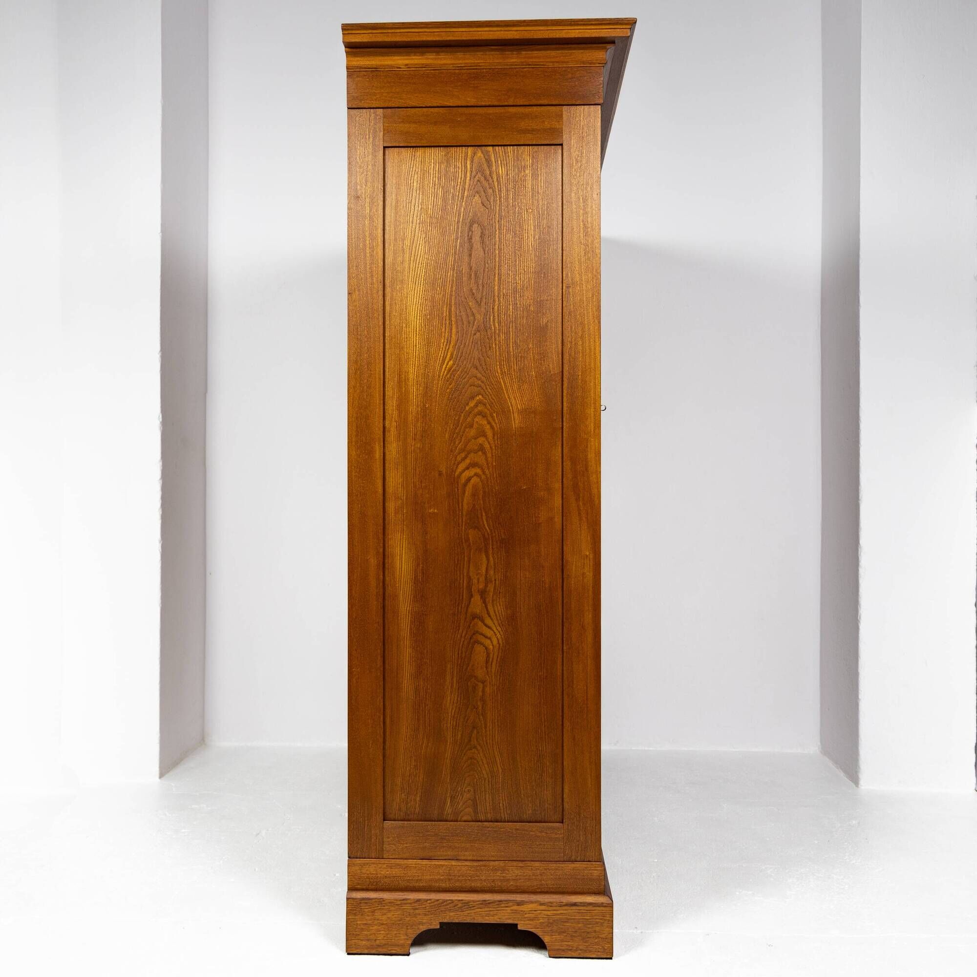 Large Art Nouveau cabinet in marquetry oak 1918-1930