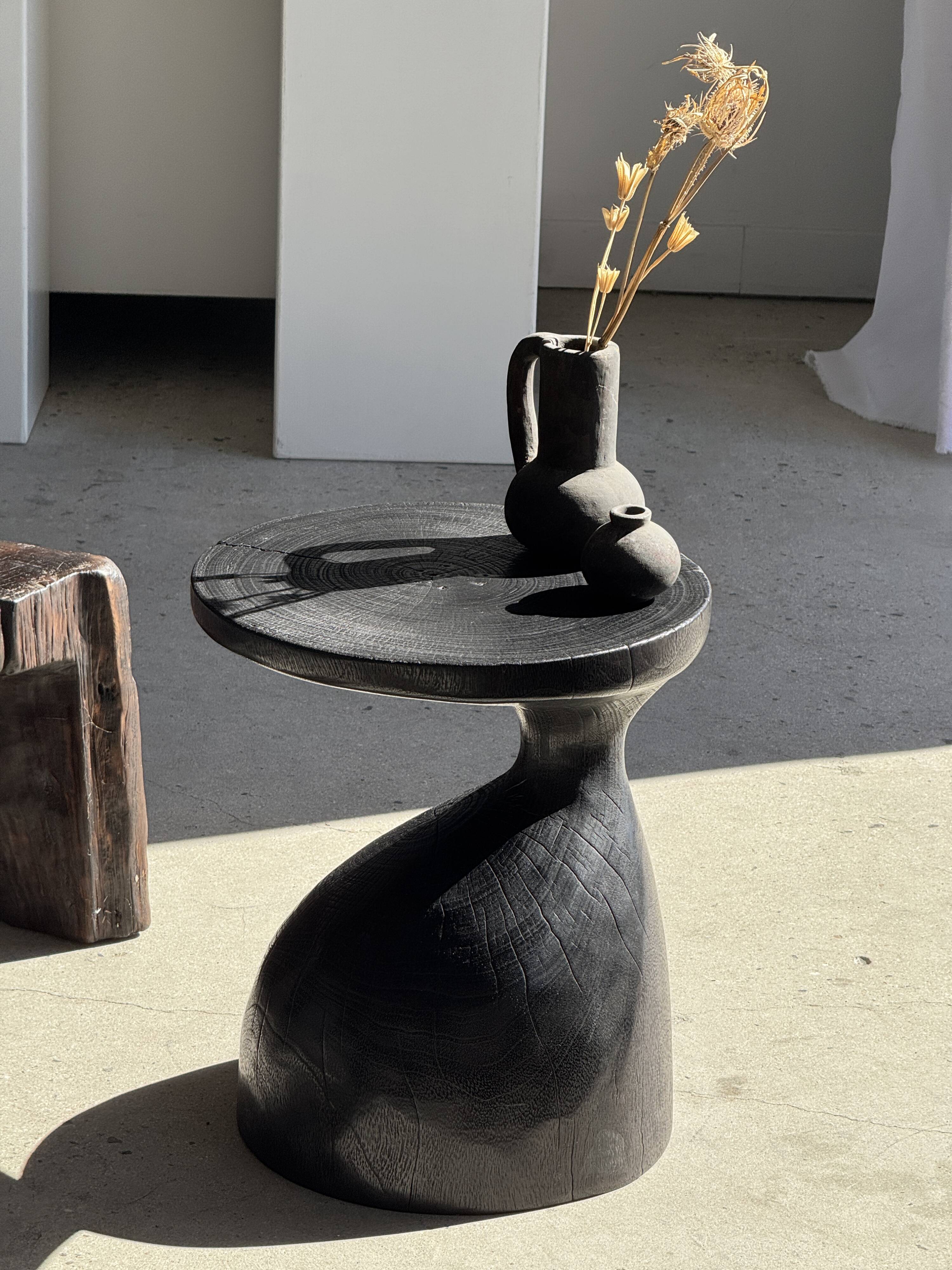 Sexy Neck - Solid wood side table (monoxyle) in organic shape colour