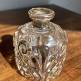 Flacon de parfum ancien en verre moulé et dorure