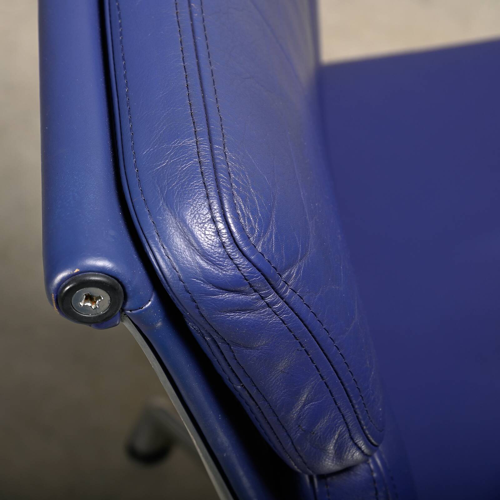 Charles & Ray Eames EA208 Chair in polished aluminum and Indigo blue leather
