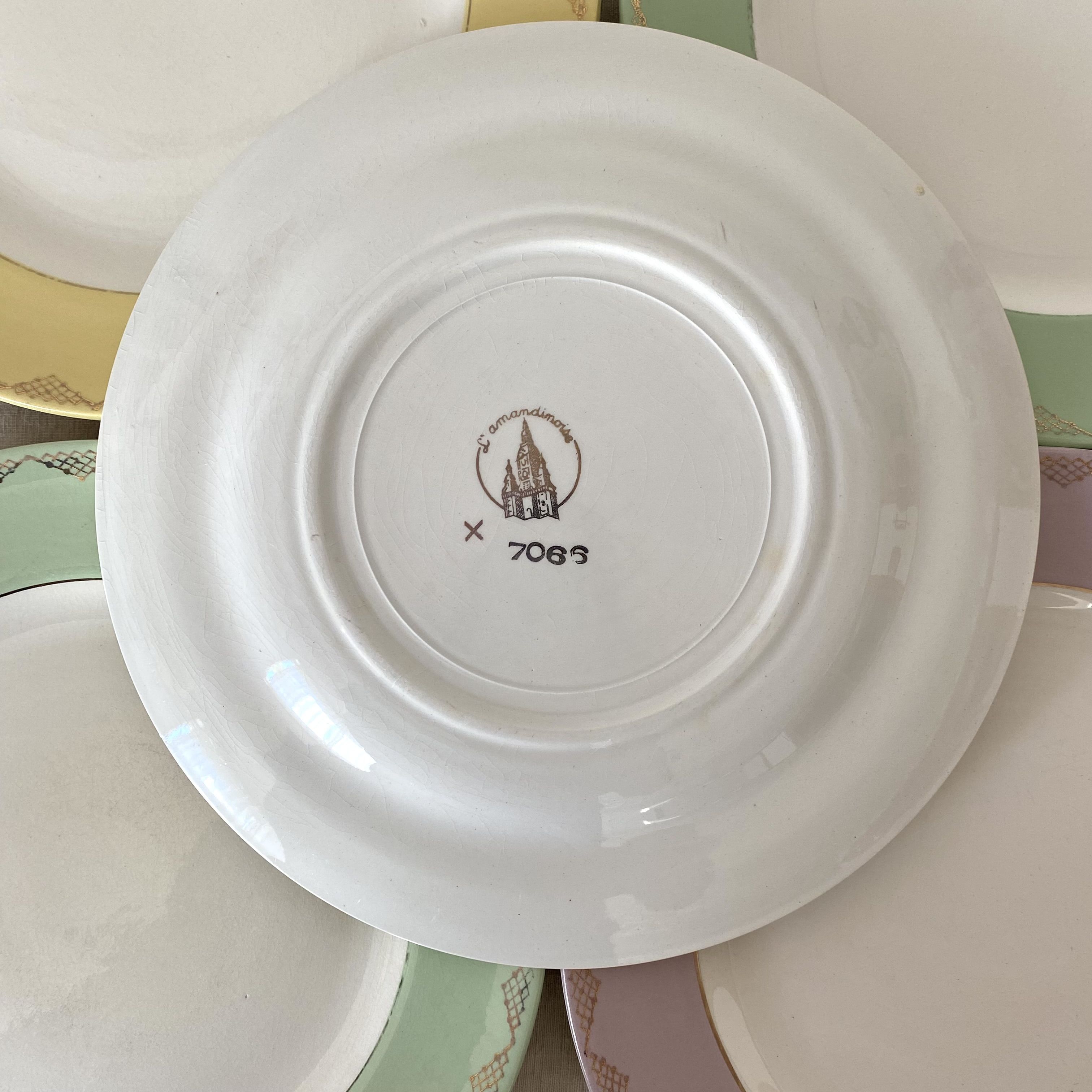 Assiettes plates l'amandinoise couleurs pastel, années 60