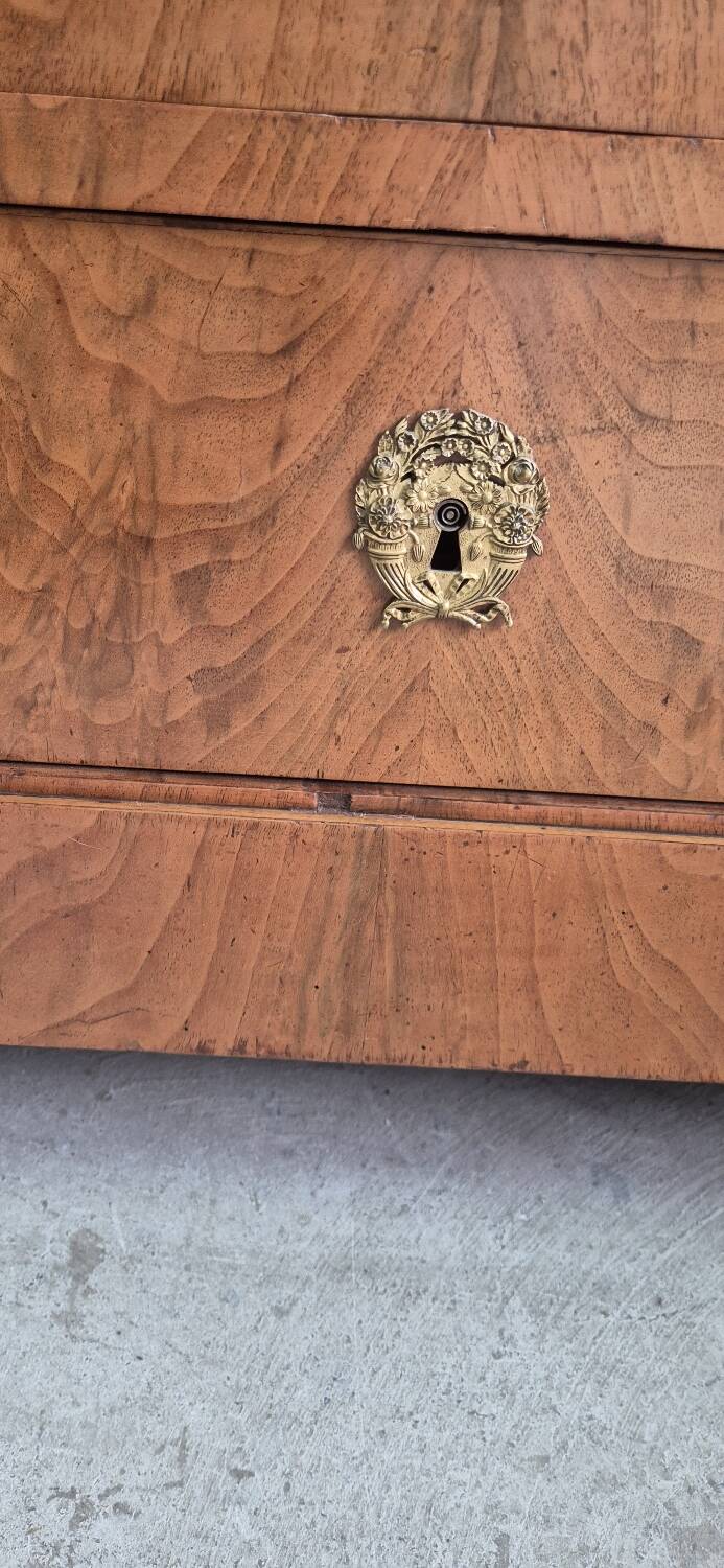 Empire-style chest of drawers with 4 drawers in light walnut, 19th century.