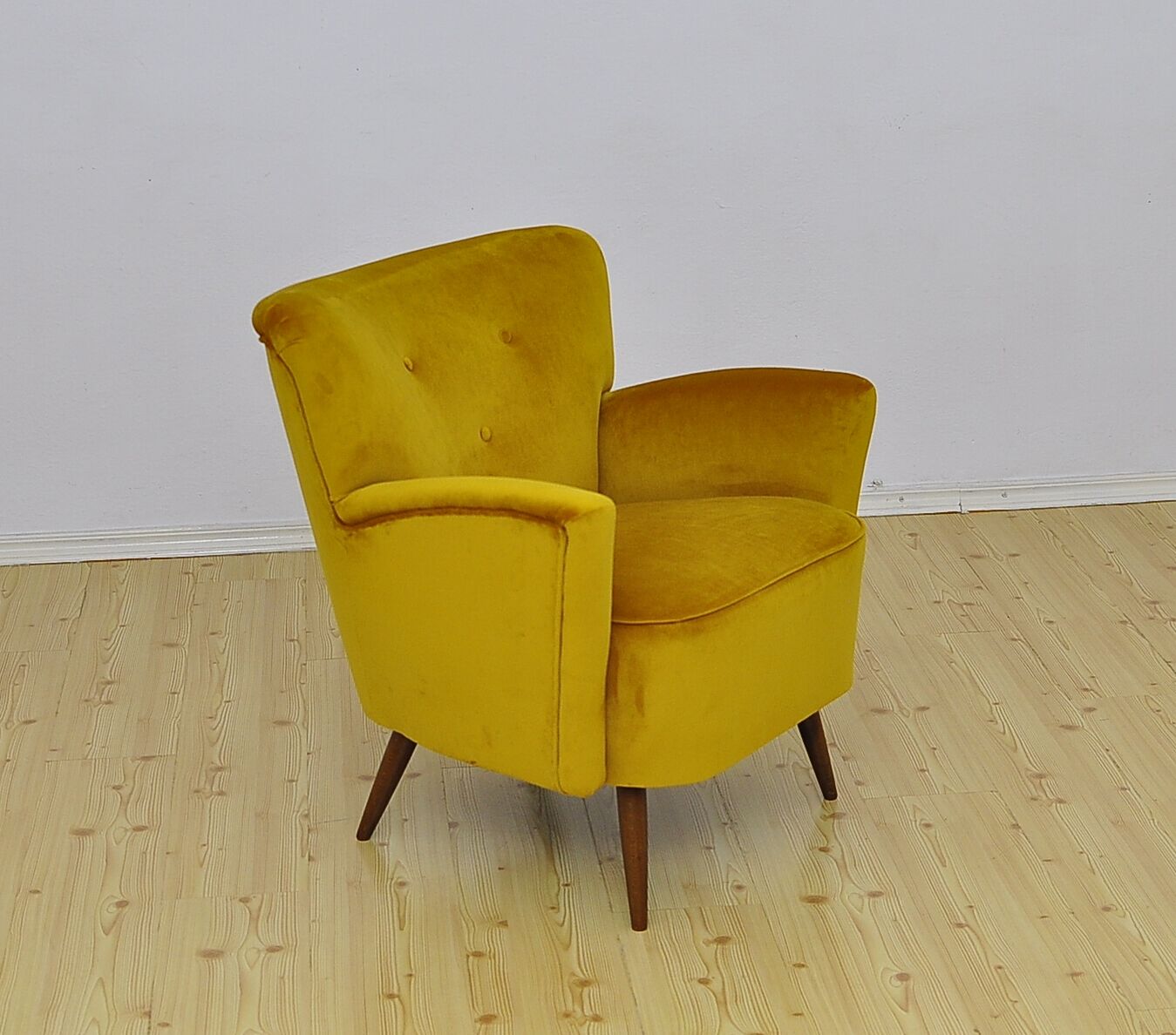 Fauteuil en velours jaune du milieu du siècle, années 1960