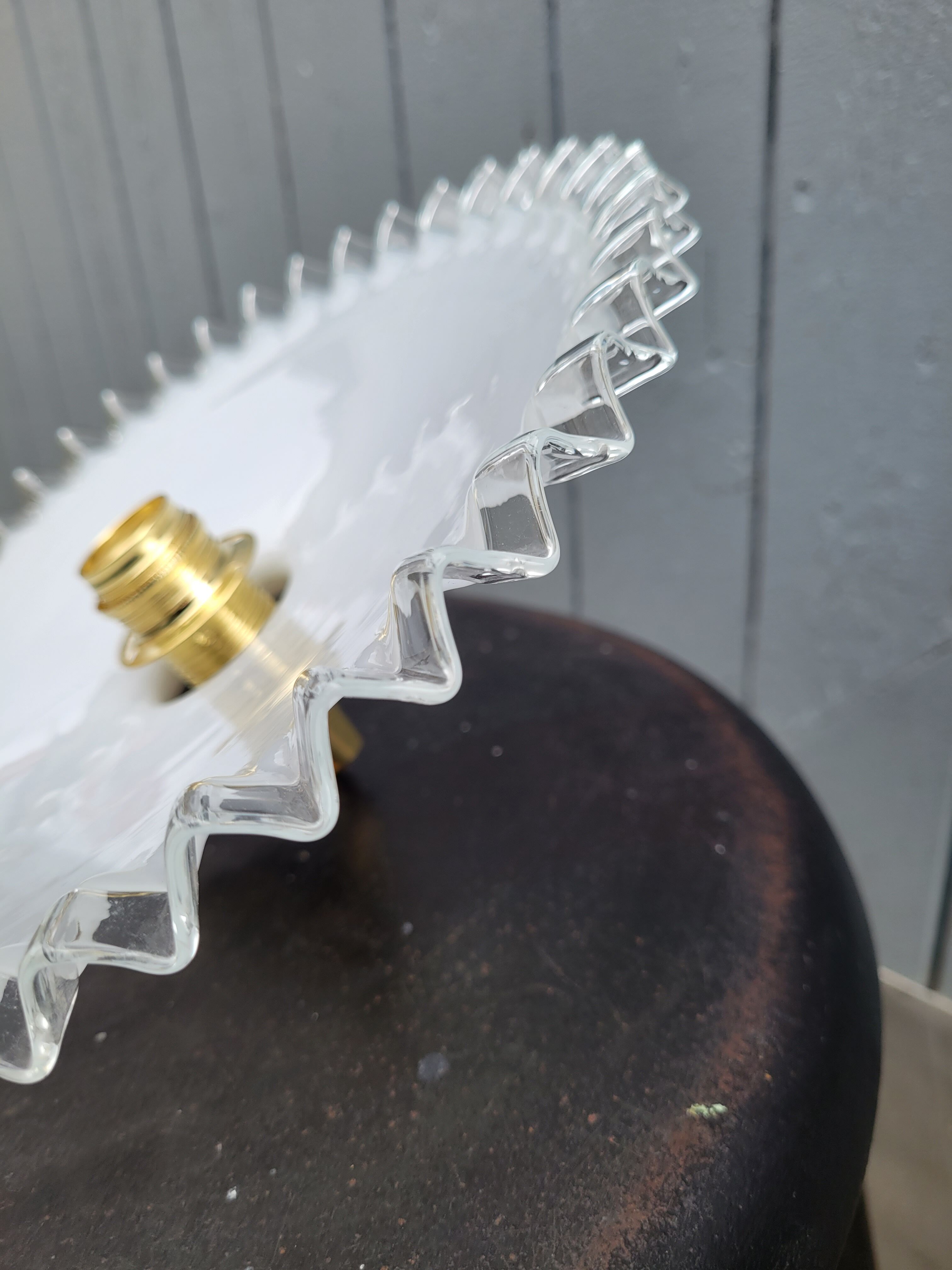 Serrated opaline suspension