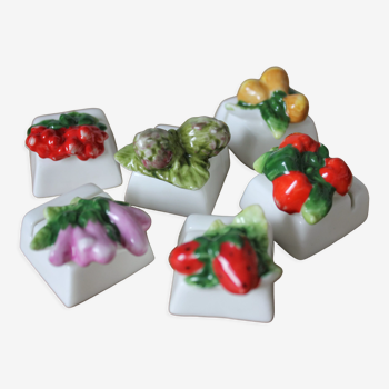 6 porte noms en porcelaine en barbotine fruits et légumes vintage