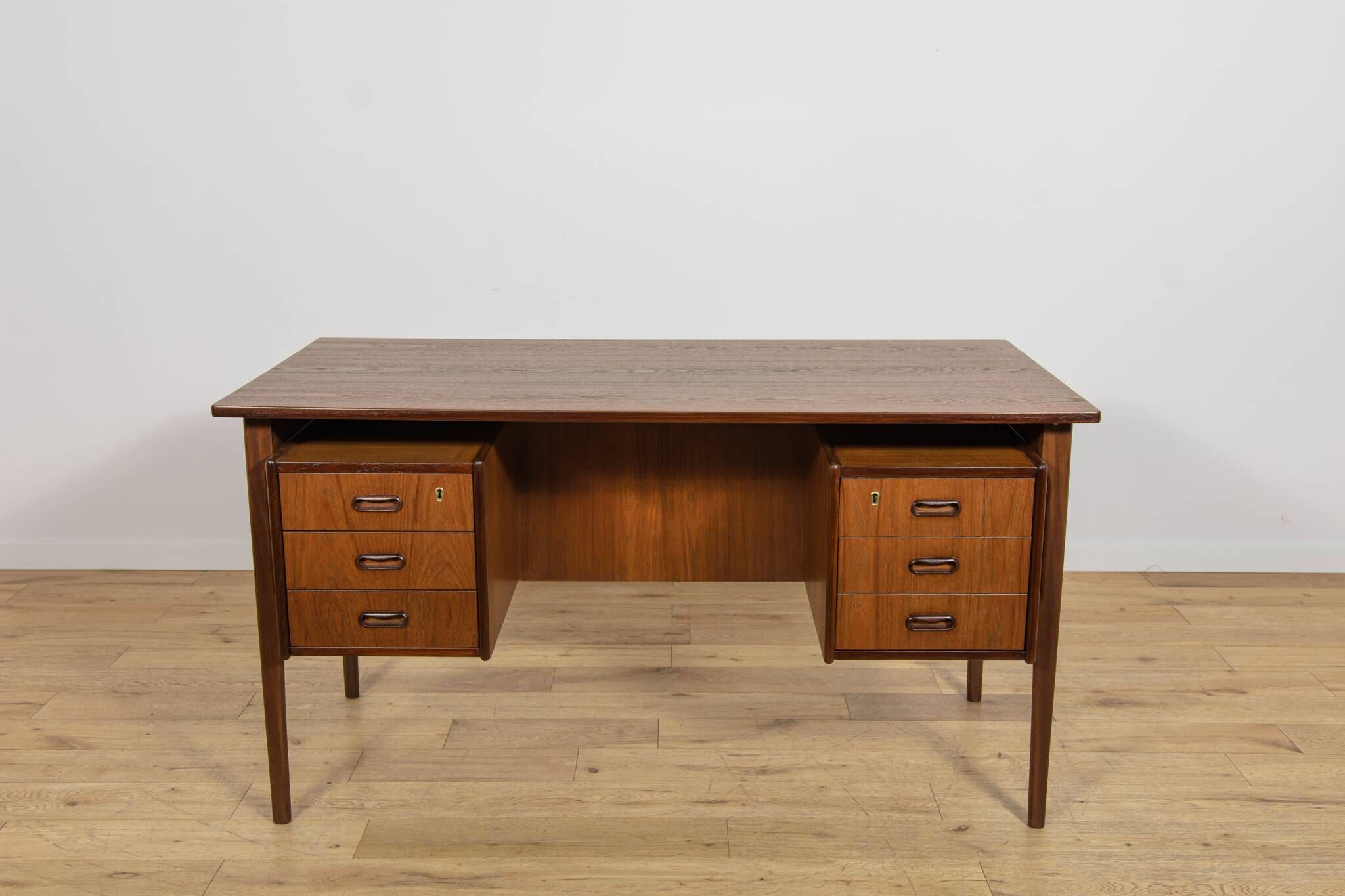 Autonomous teak desk from the 1960s, Denmark