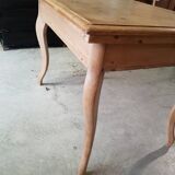 Folding table