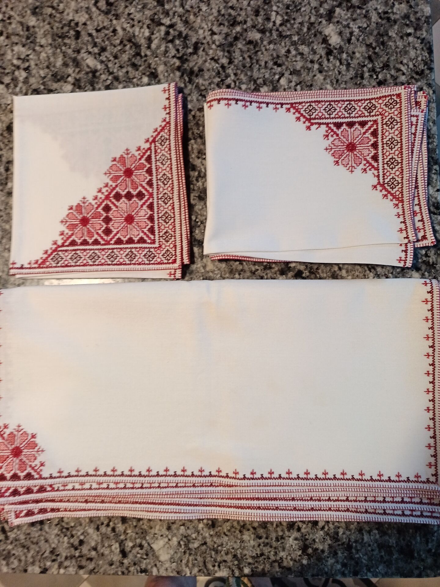 In 4 place settings + centrepiece + 6 napkins