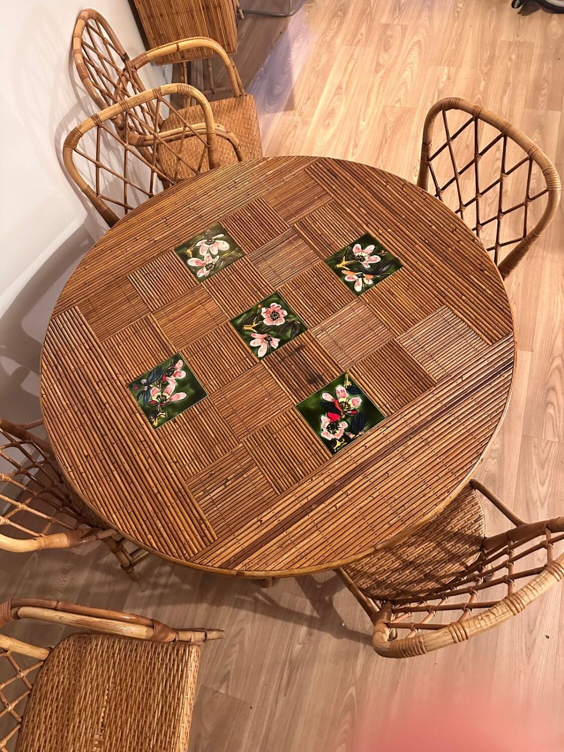 Round dining table Audoux Minet with 4 chairs and 2 armchairs.