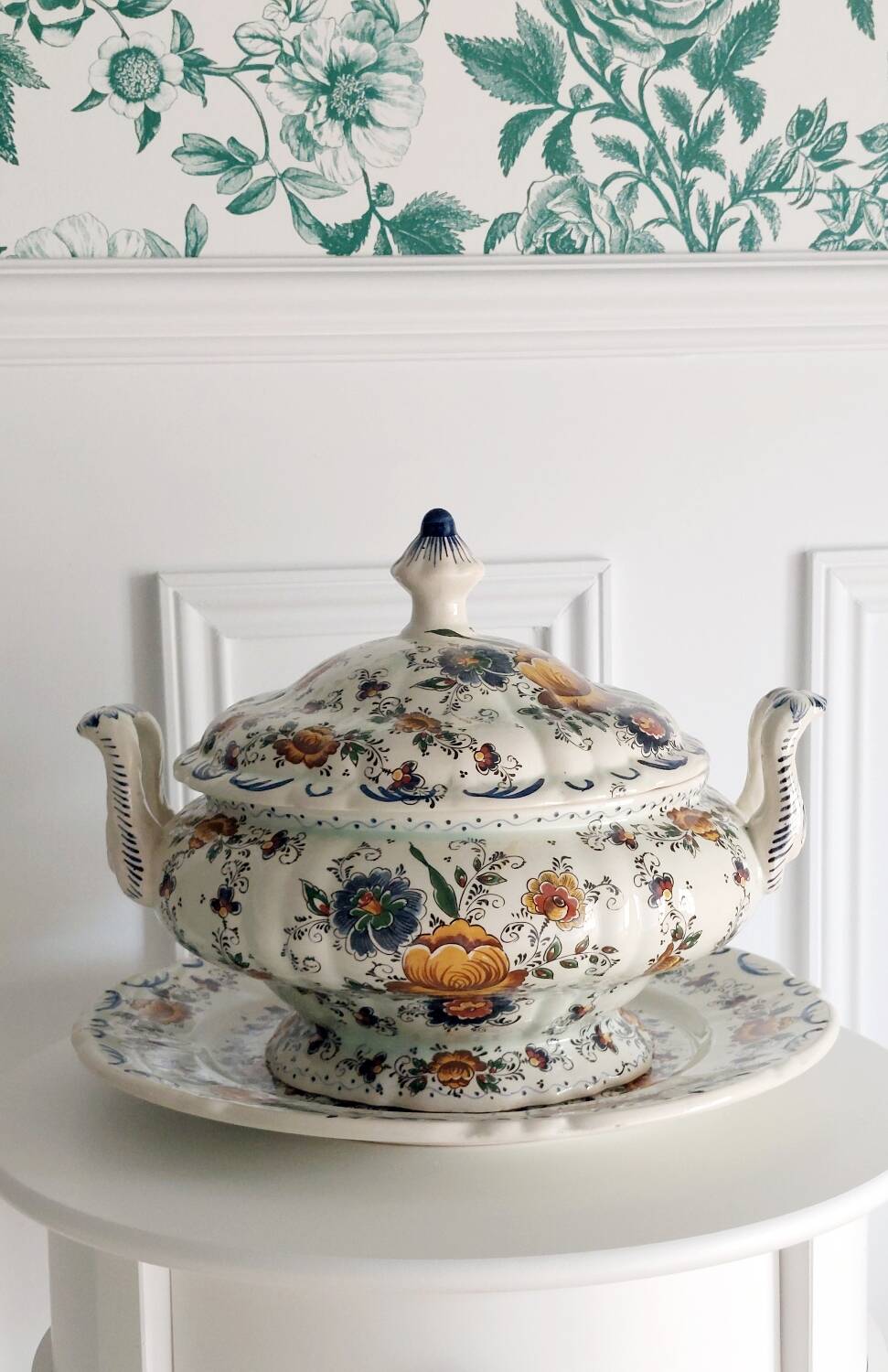 Rare - Earthenware soup tureen HB Quaregnon, floral decoration signed Hubert Becquet
