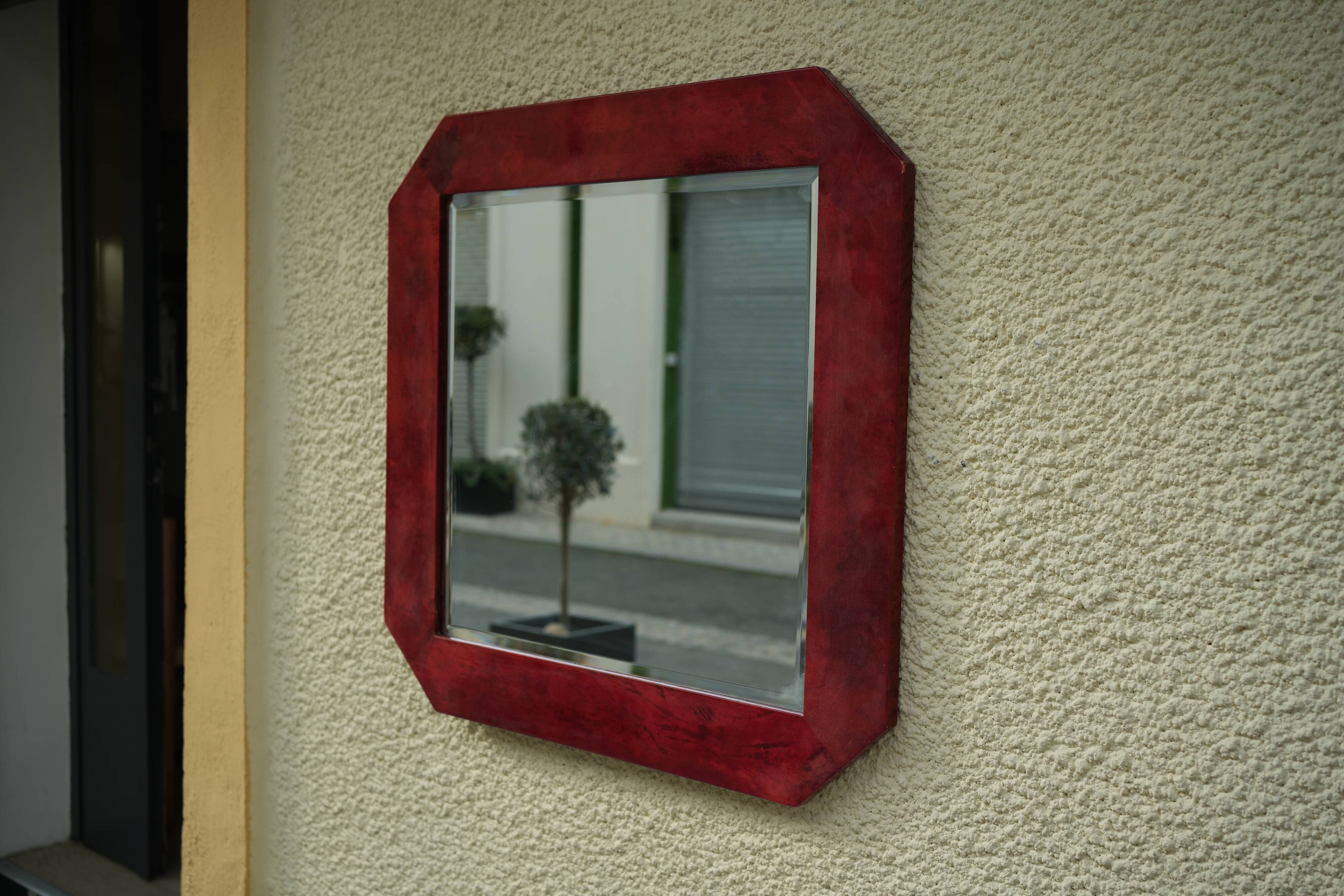 Miroir mural Aldo Tura en cuir de chèvre laqué rouge