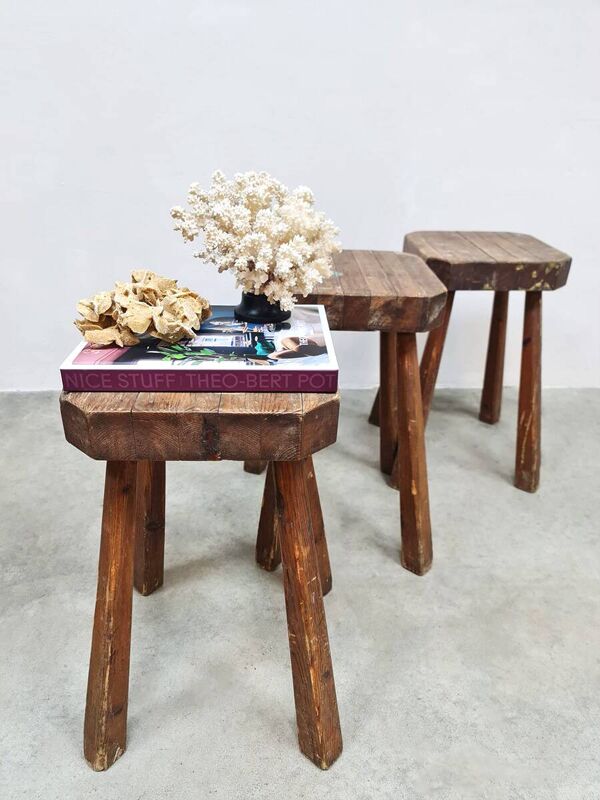 Tabourets rustiques français en bois sculptés à la main « Brutaliste »