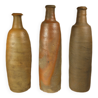 Lot de trois bouteilles anciennes en gres