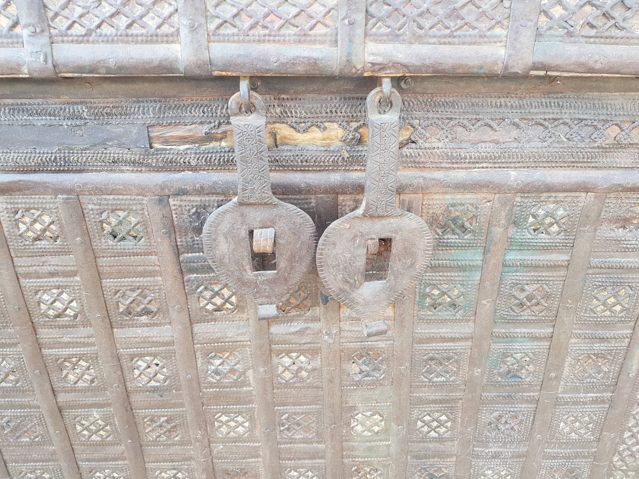 Coffre ancien indien vintage  sur roues en bois début 20eme s