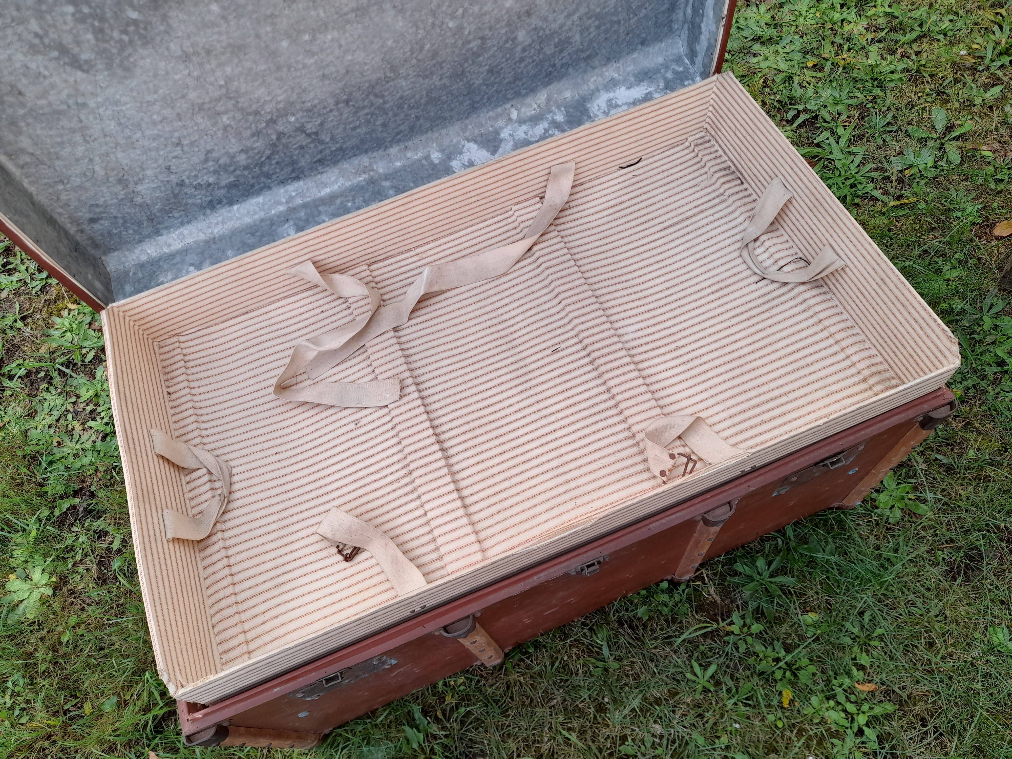 Old mail trunk in zinc