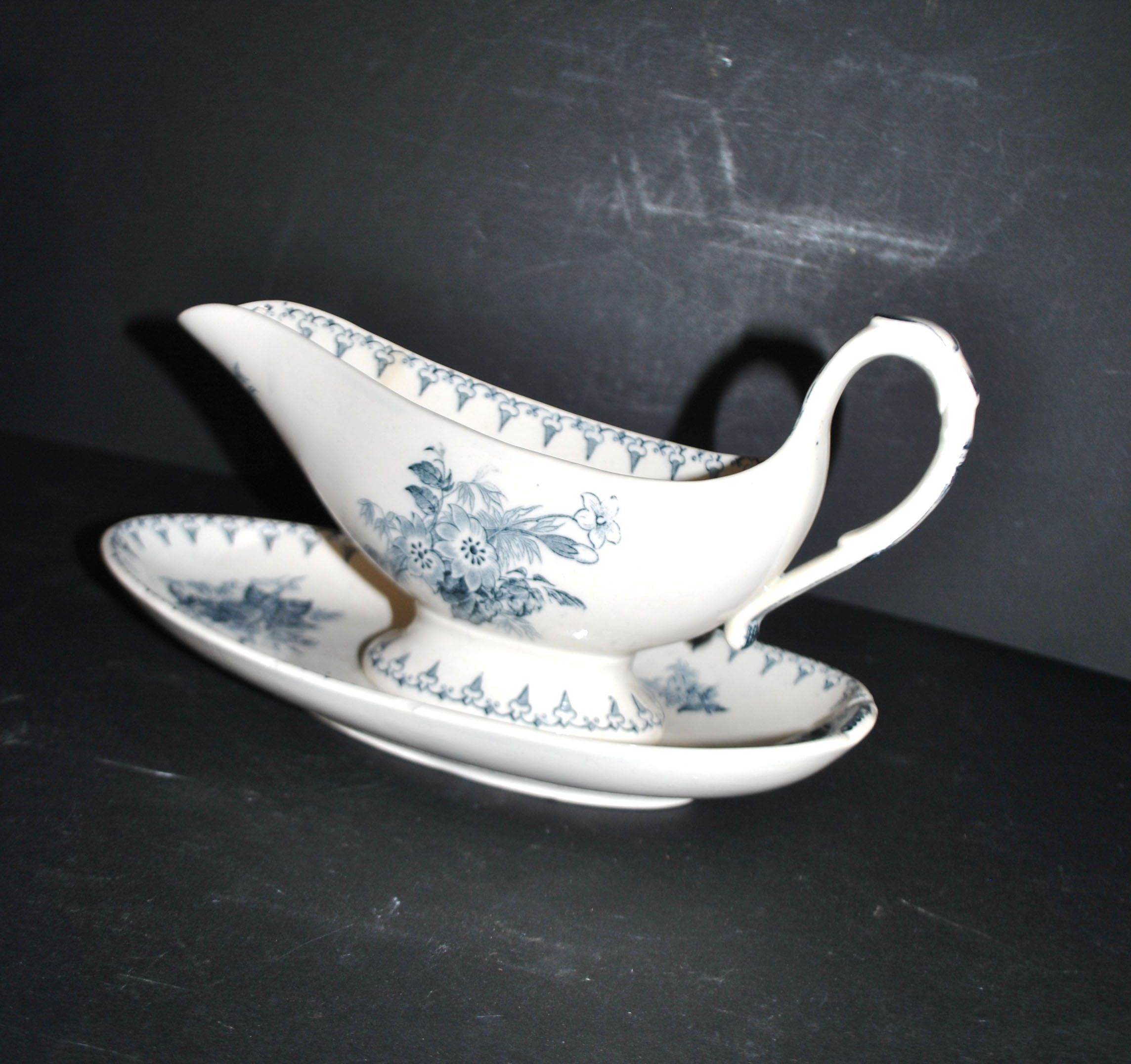 Saucière Flore ancienne en faïence opaque Sarreguemines Utschneider