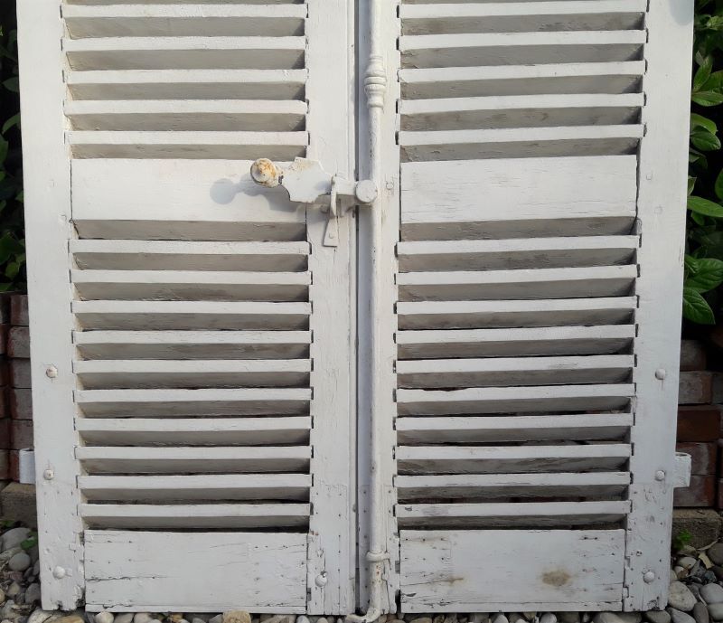 Pair of small shutters