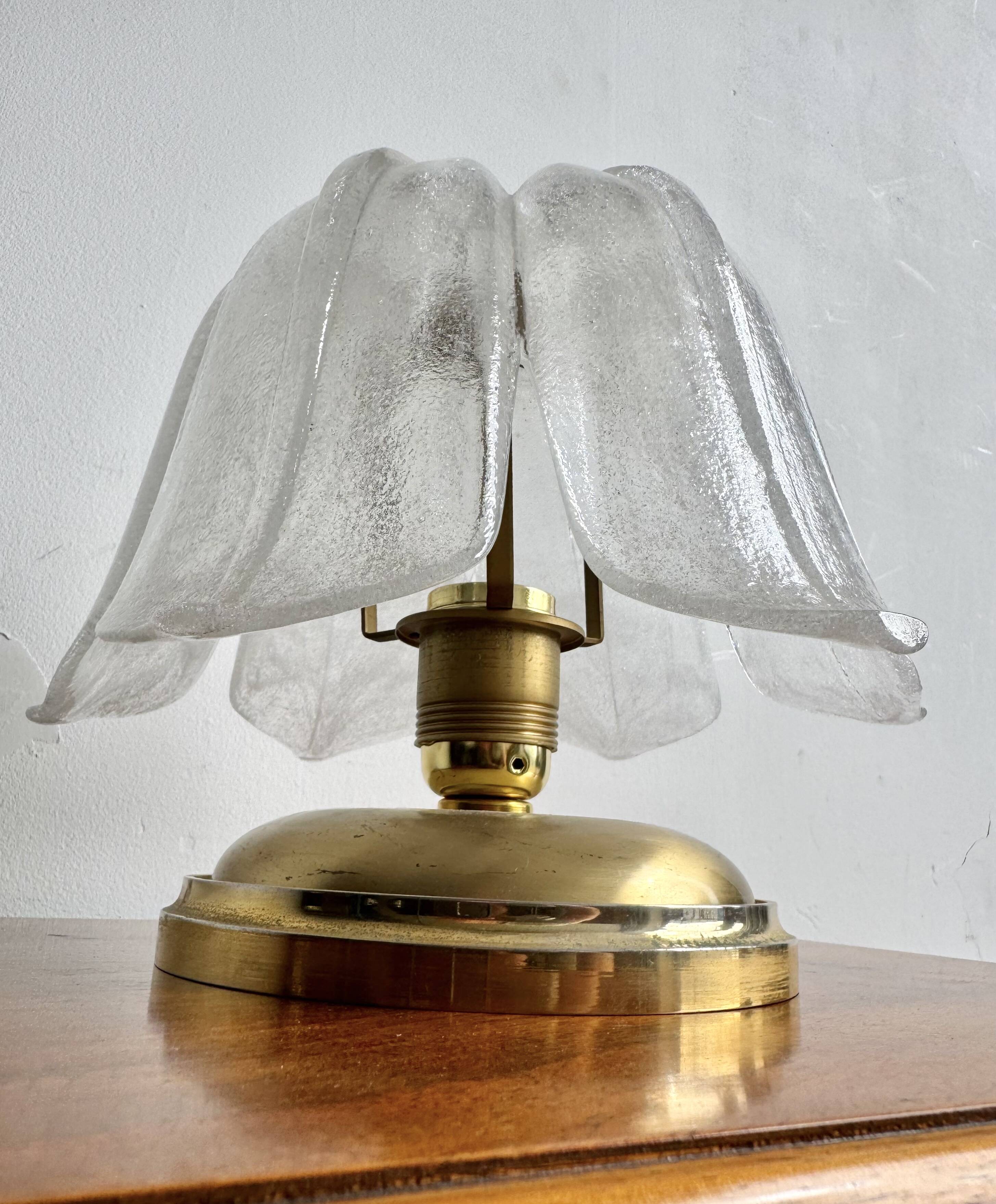 Lampe de table en laiton vintage et verre en forme de feuille