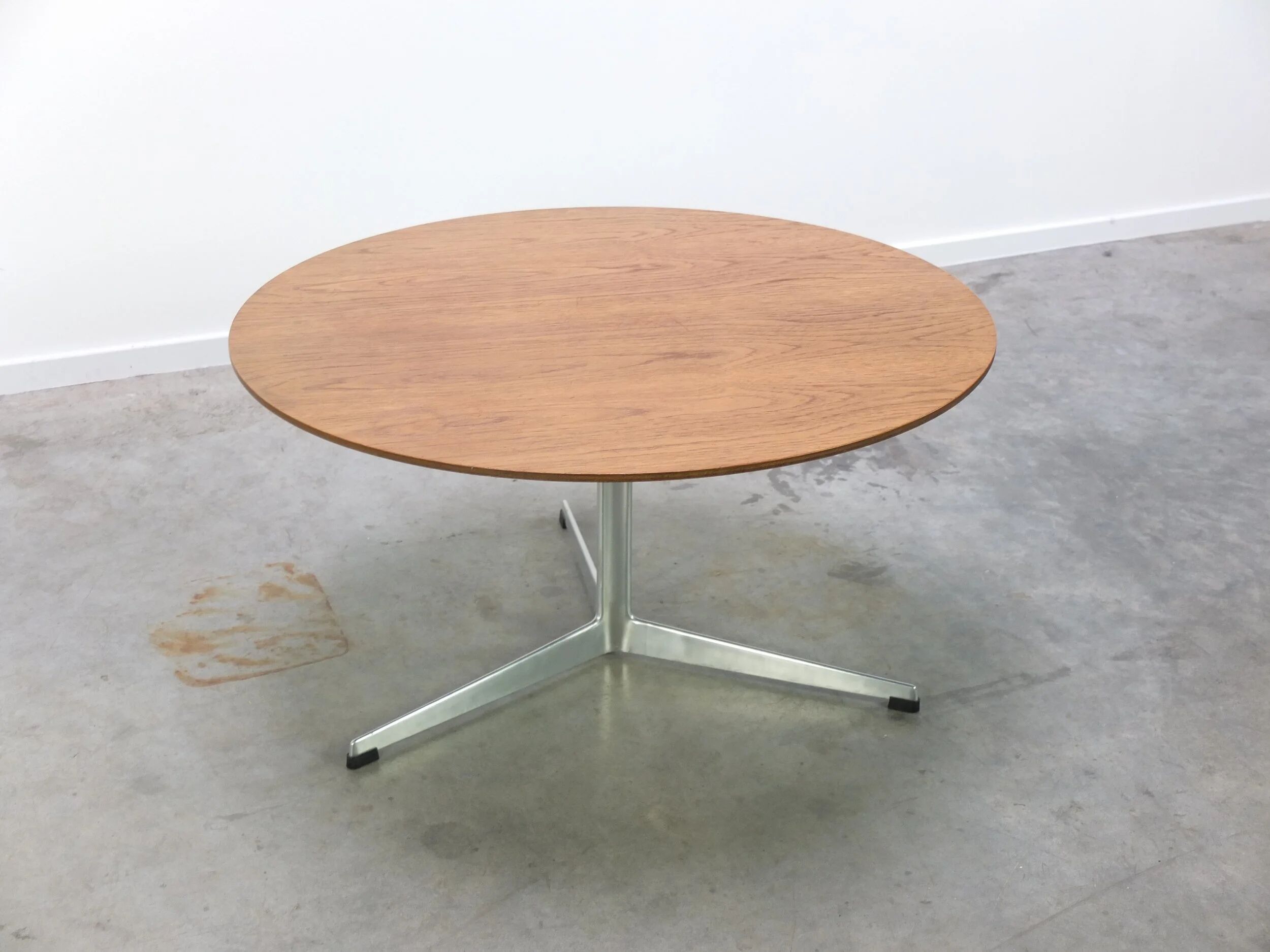 Circular coffee table in oak by Arne Jacobsen for Fritz Hansen, 1960s