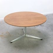 Circular coffee table in oak by Arne Jacobsen for Fritz Hansen, 1960s