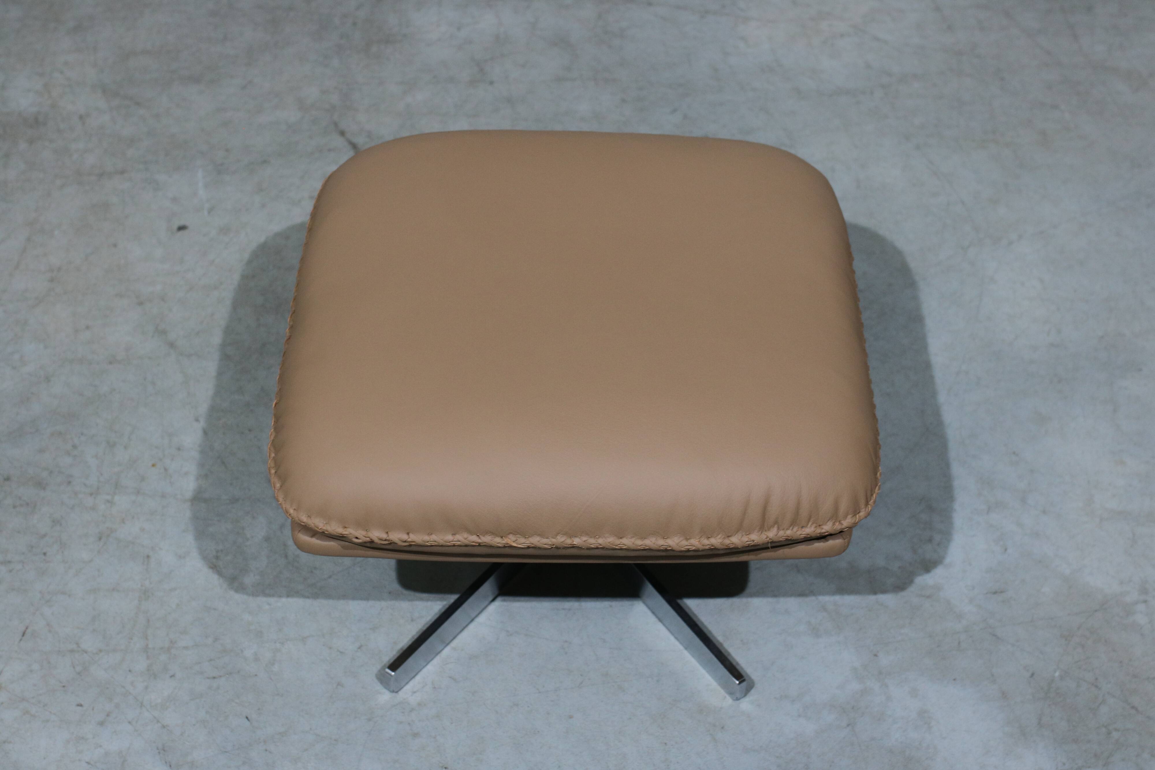 Fauteuil + repose-pieds en cuir de De Sede des années 70