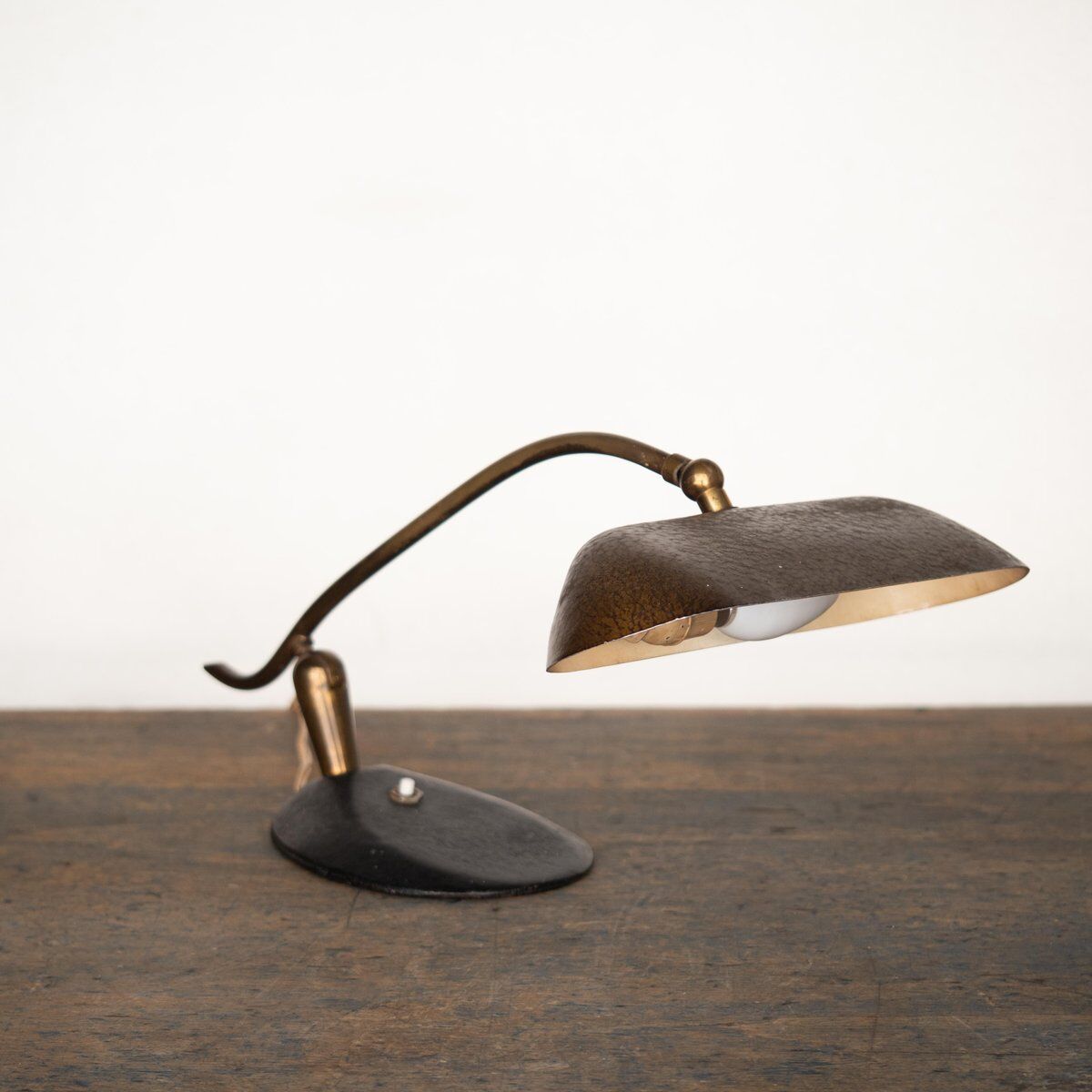Lampada da tavolo vintage in metallo verniciato, anni '50