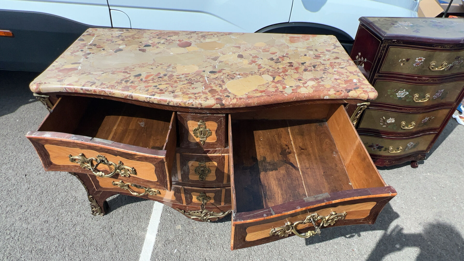 Commode tombeau Louis XV en marqueterie et marbre fin XIXe siècle