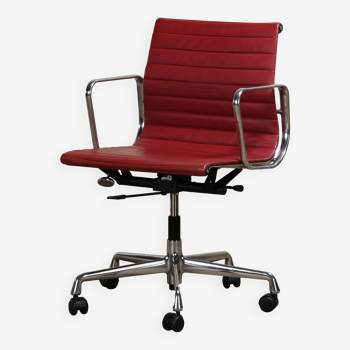 Chaise de bureau EA117 de Charles & Ray Eames, Vitra
