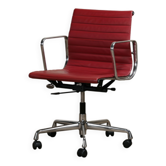 Chaise de bureau EA117 de Charles & Ray Eames, Vitra