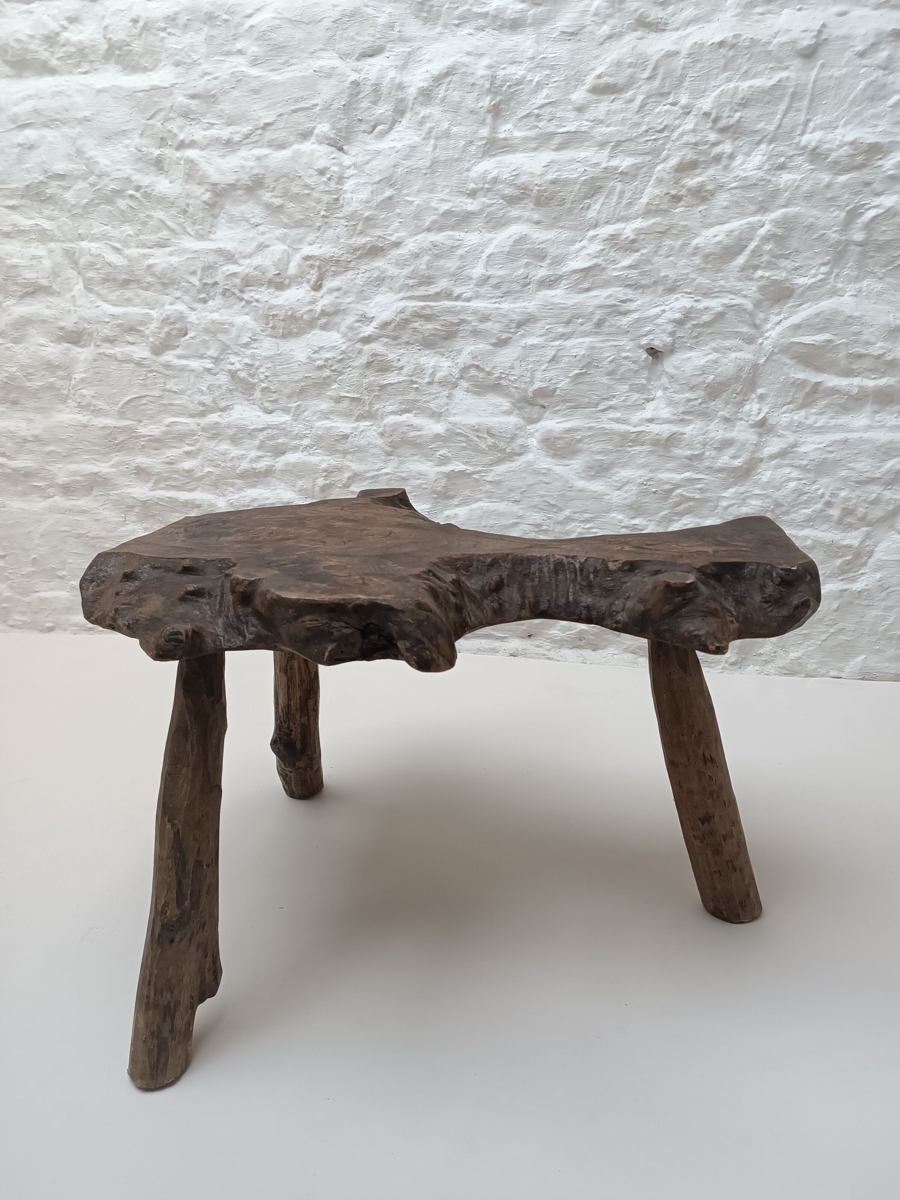 Table basse brutaliste " Tronc d'arbre " en bois brut années 70