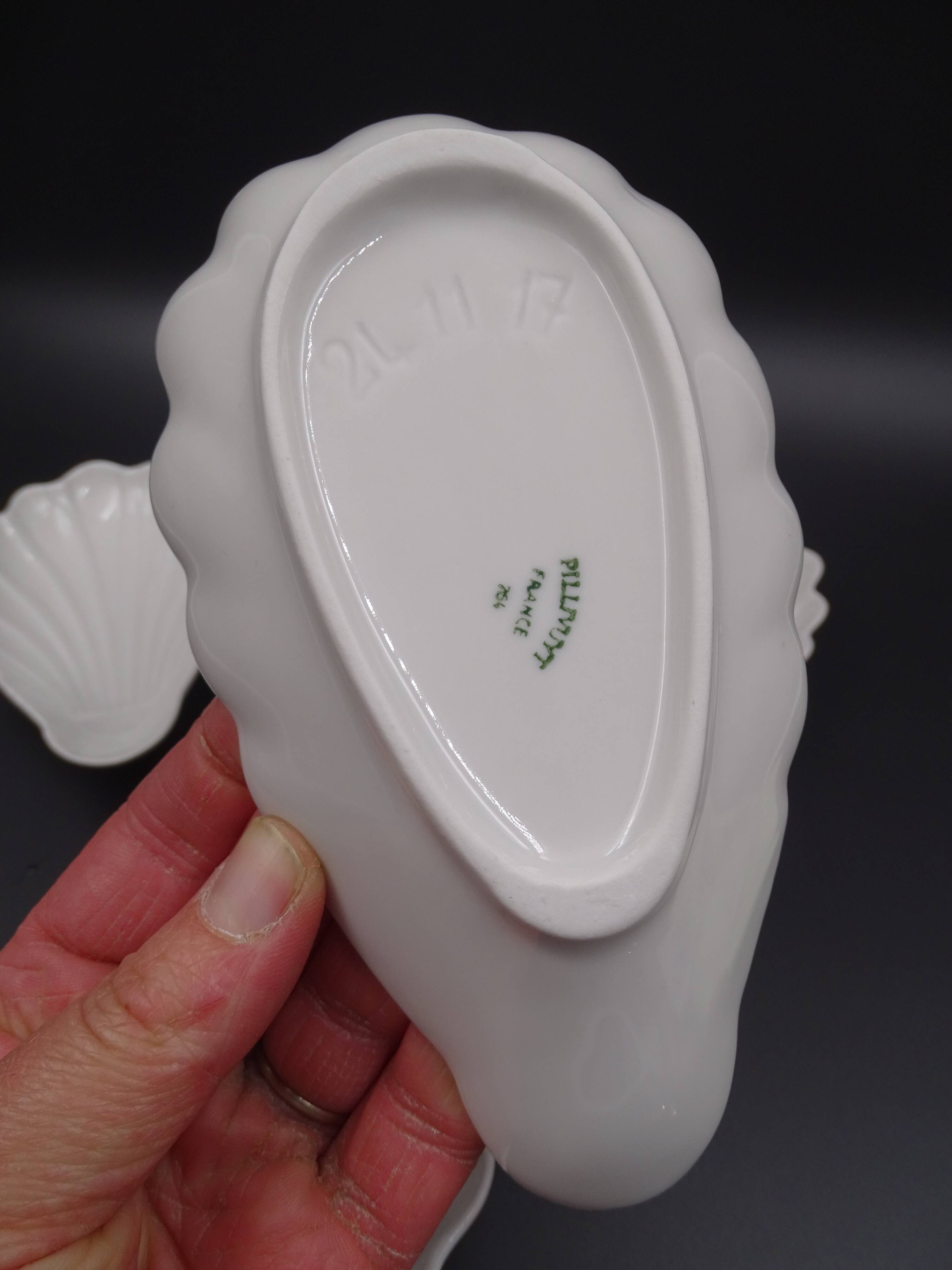 Set of 7 cups in white porcelain and in the shape of a shell - Pillivuyt around 1940