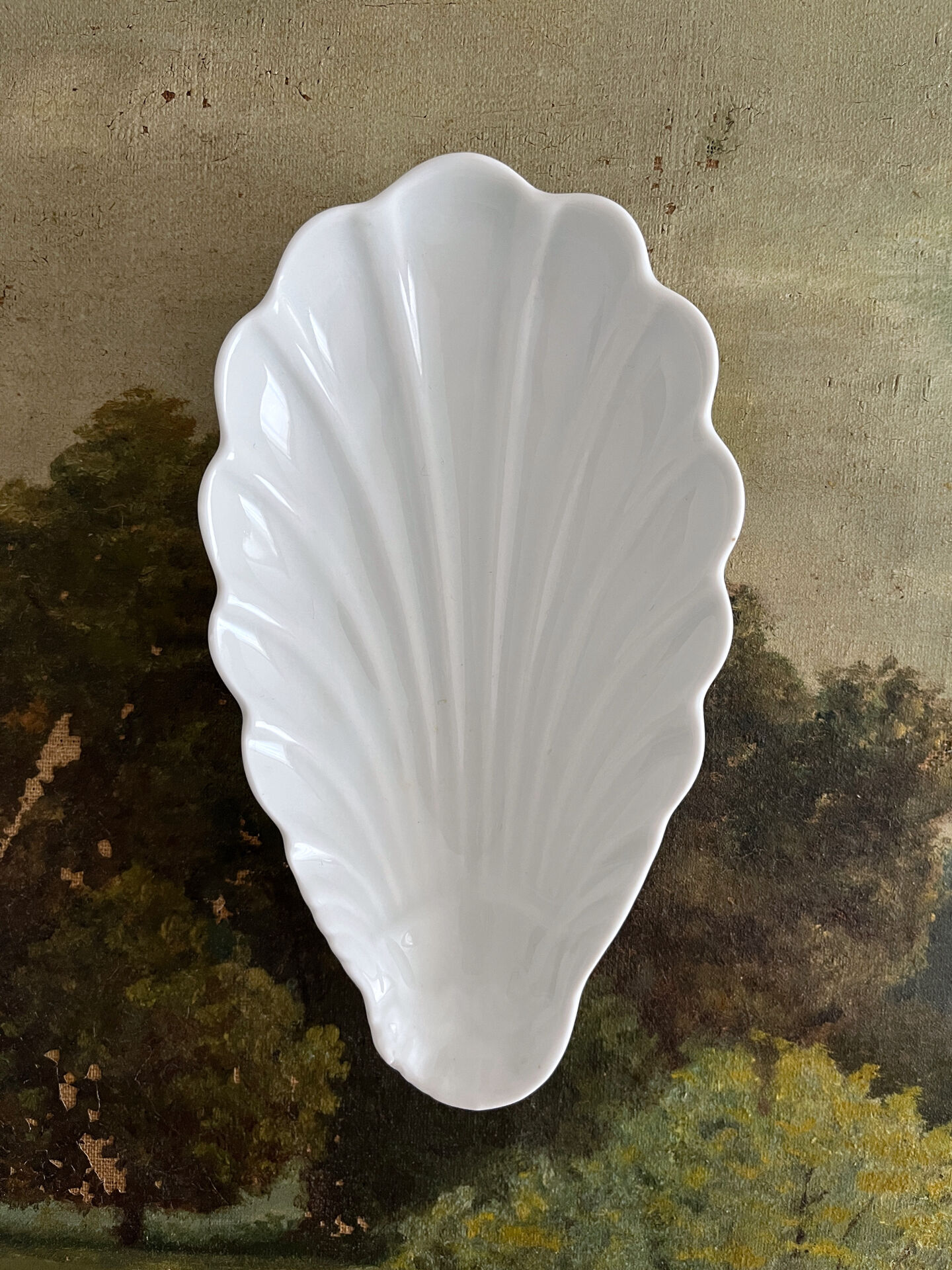 Small shell-shaped ramekin in antique Pillivuyt porcelain.