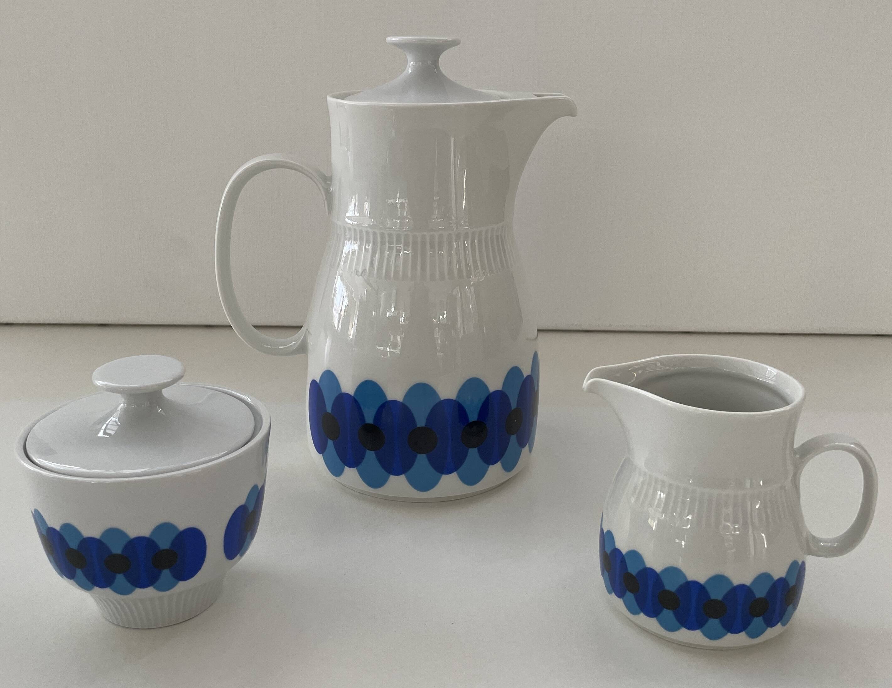 Service of 11 Coffee Cups and Saucers - 70s Design - White and Blue Porcelain