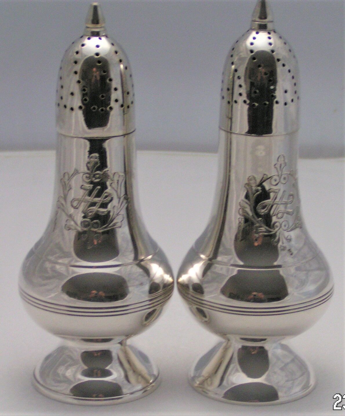Pair of Old Salt shaker & Pepper Maker in Silver Metal