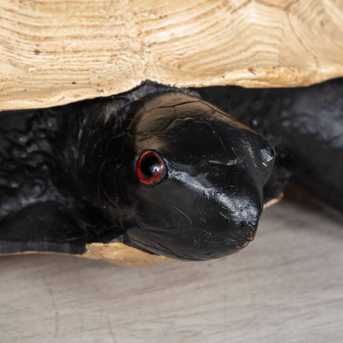 TABLE BASSE INUSITÉE EN FORME DE TORTUE PAR ANTHONY REDMILE, LONDRES