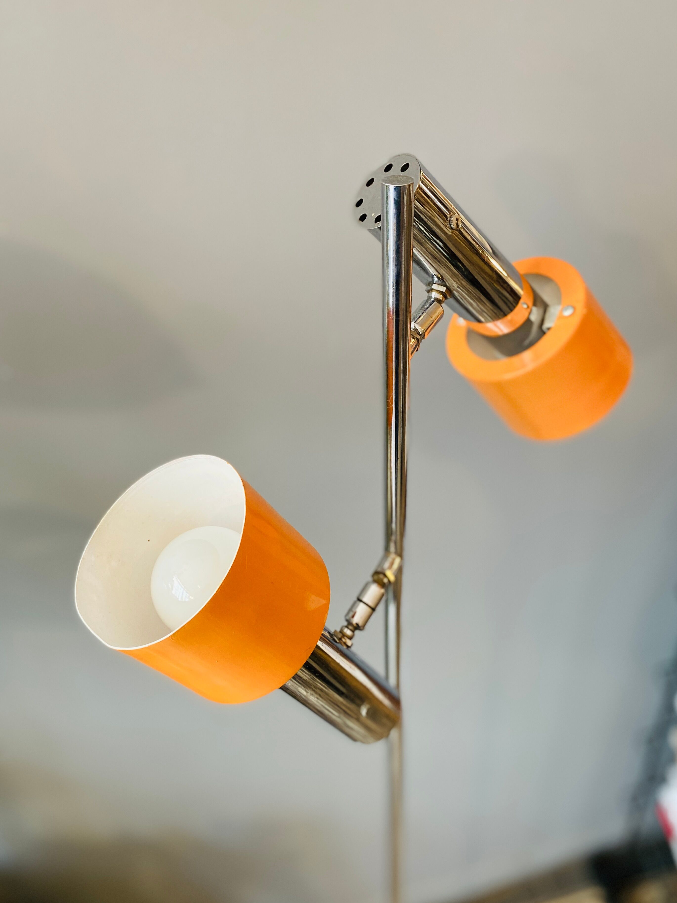 Floor lamp with 2 adjustable orange spots