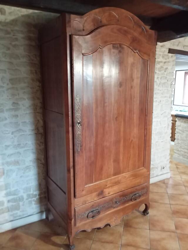 Important regional monoxyle wardrobe in blonde walnut, from the Louis XV period (18th century).