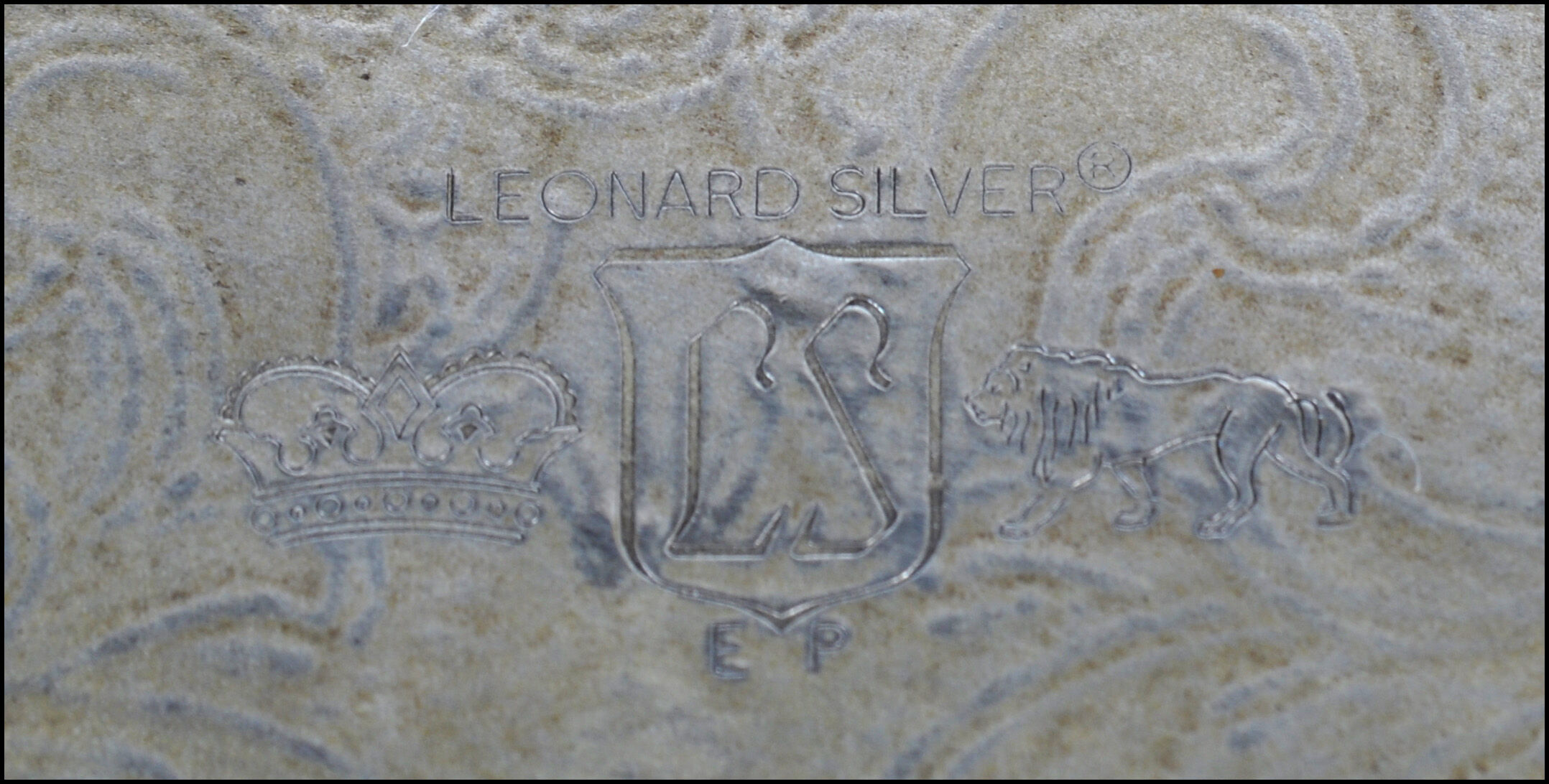 Silver metal top on stand (Leonardo Silver)