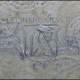 Silver metal top on stand (Leonardo Silver)