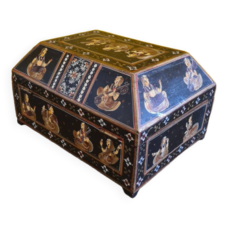 Anglo Indian Box With Painted Figures Of Musicians From The 1950s