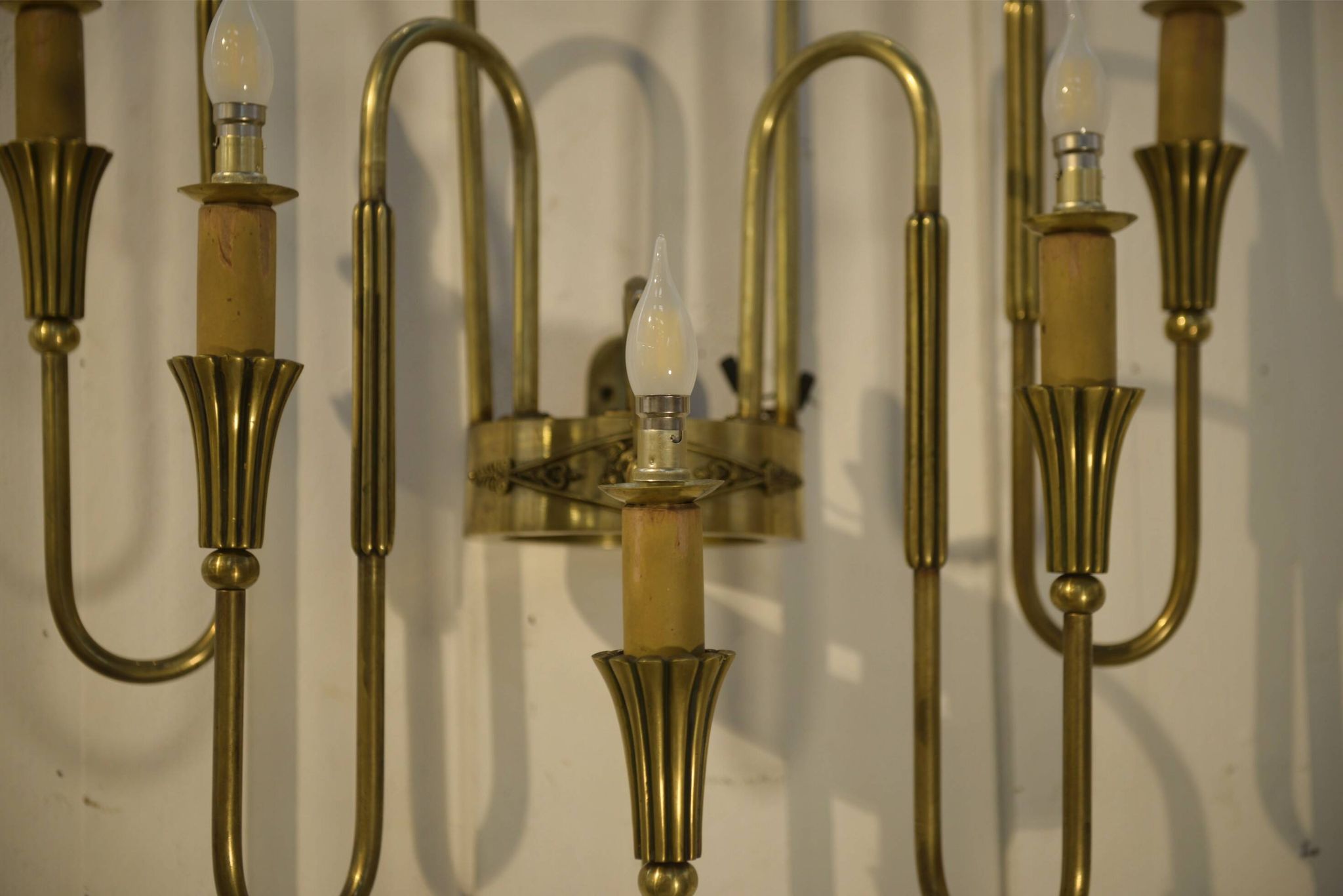 Monumental bronze wall light with 5 arms, neoclassical Art Deco from the 1940s.