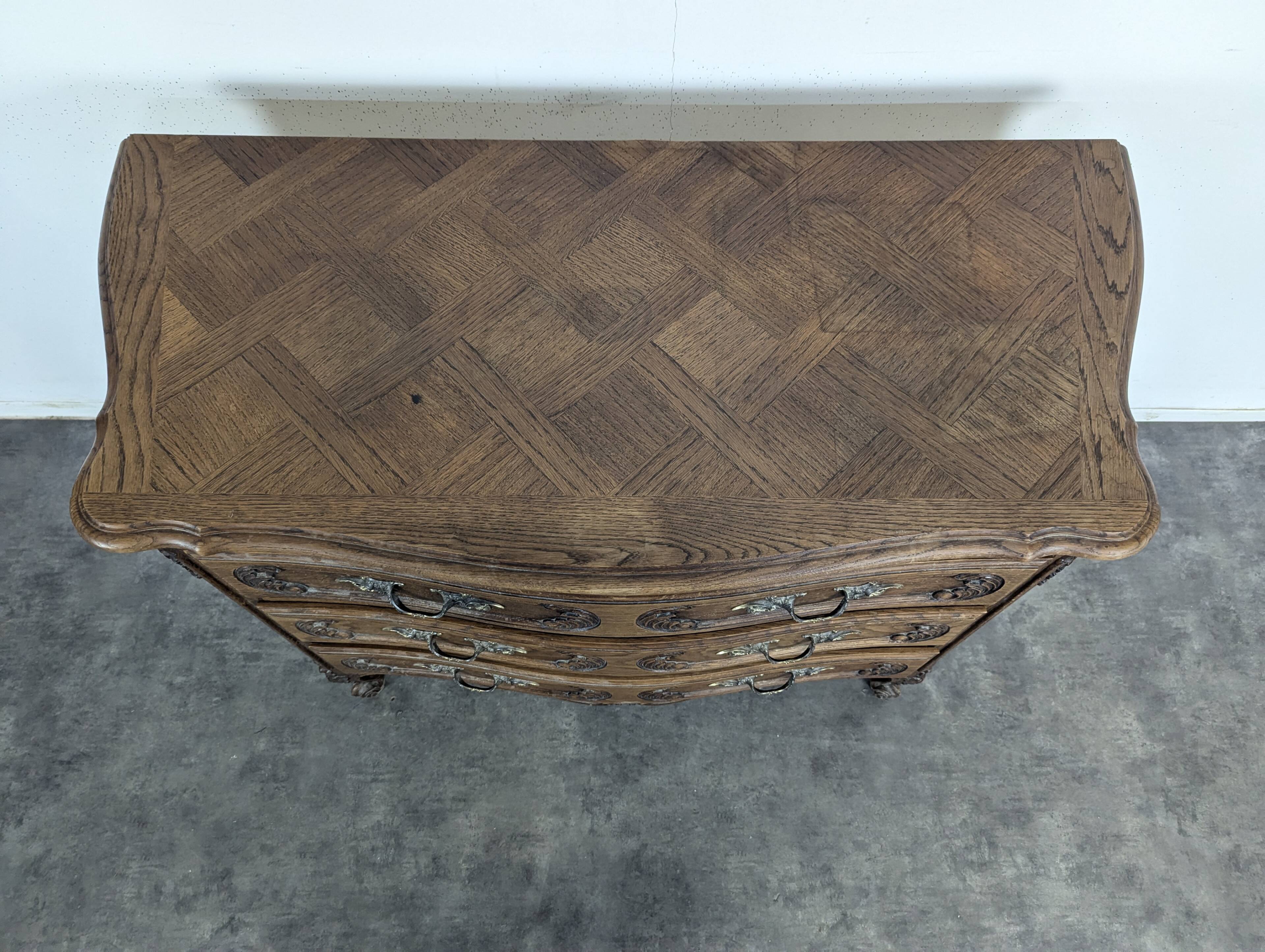 Commode néo rustique galbée richement sculptée