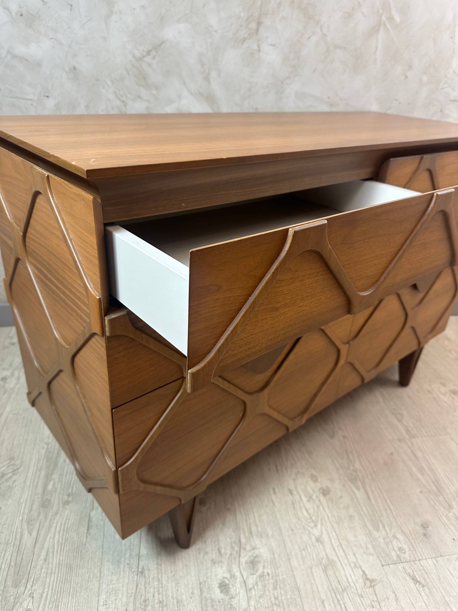 Contemporary chest of drawers
