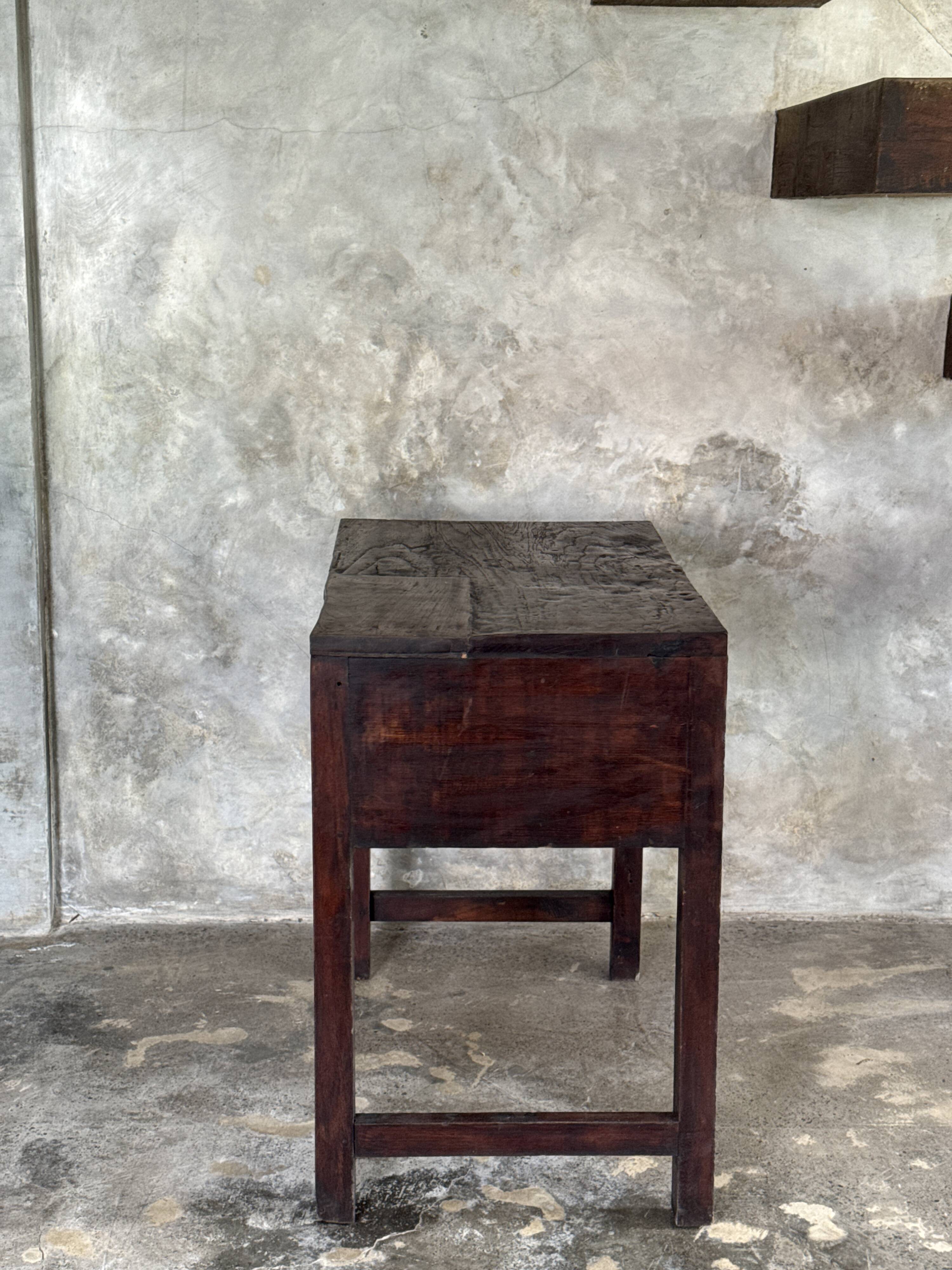 Meuble de métier ancien indonésien en teck à deux tiroirs H80,5 L79,5x51