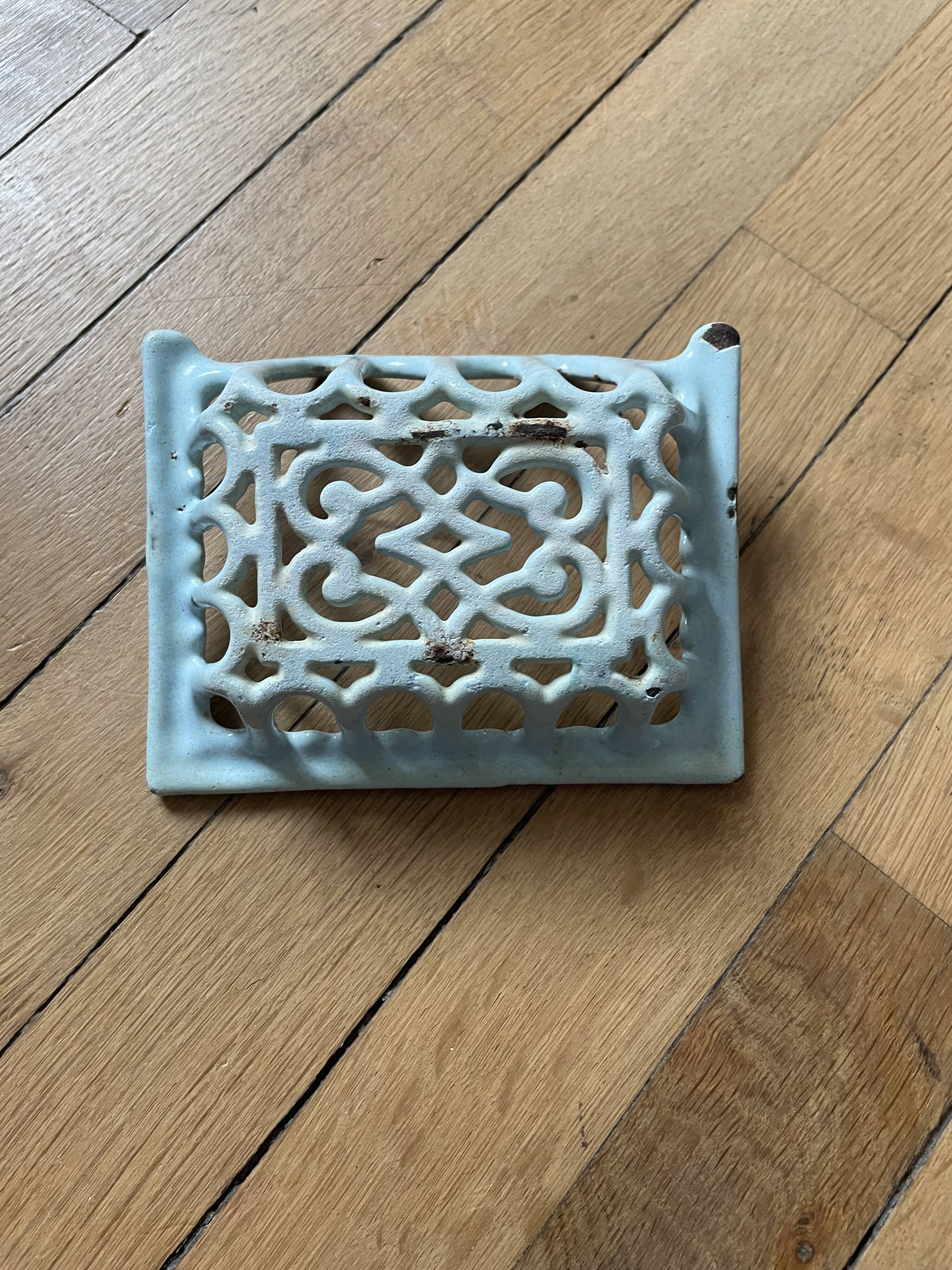 Vintage soap dish 250904