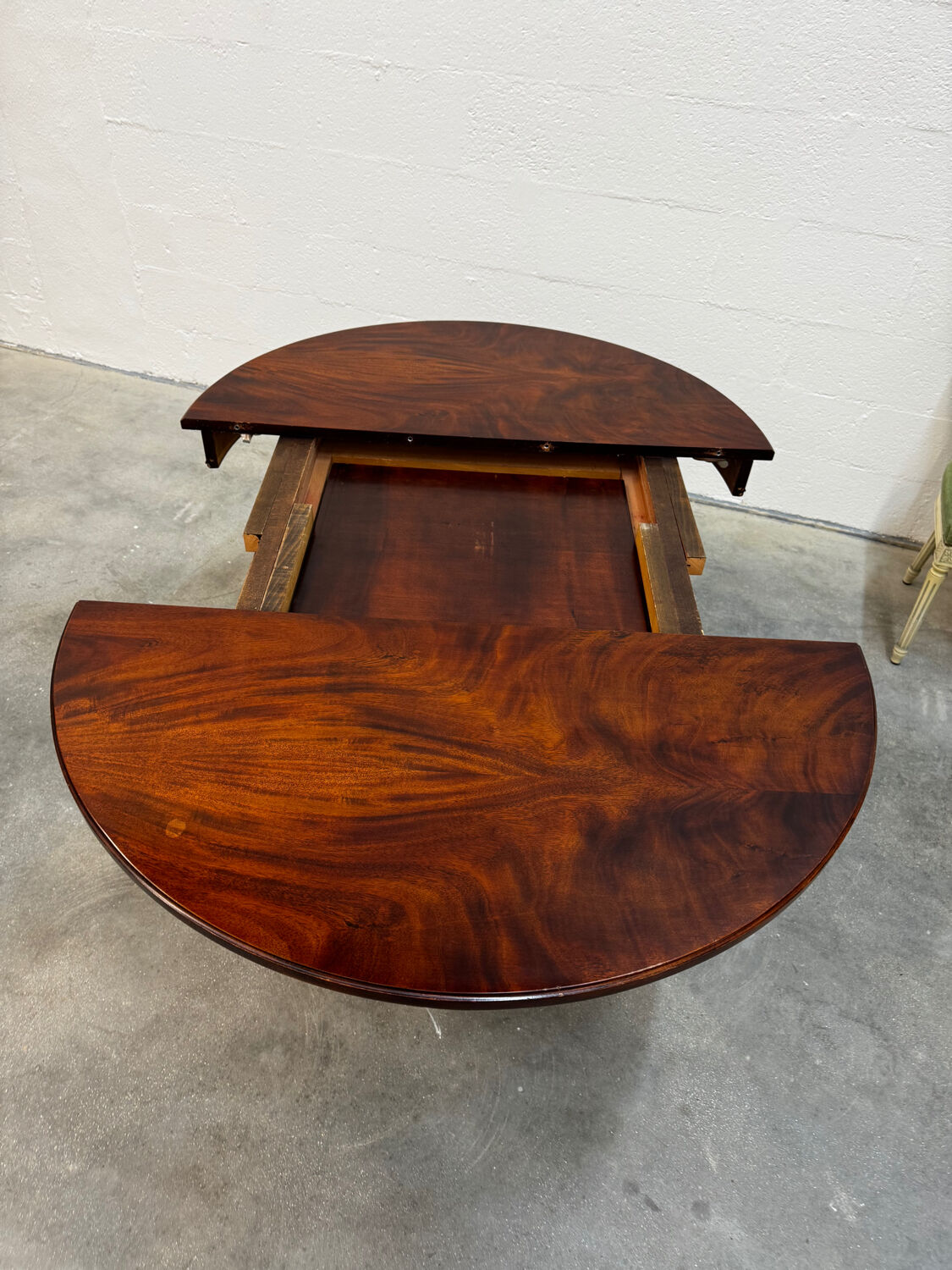 Extendable mahogany round table in Louis XVI style