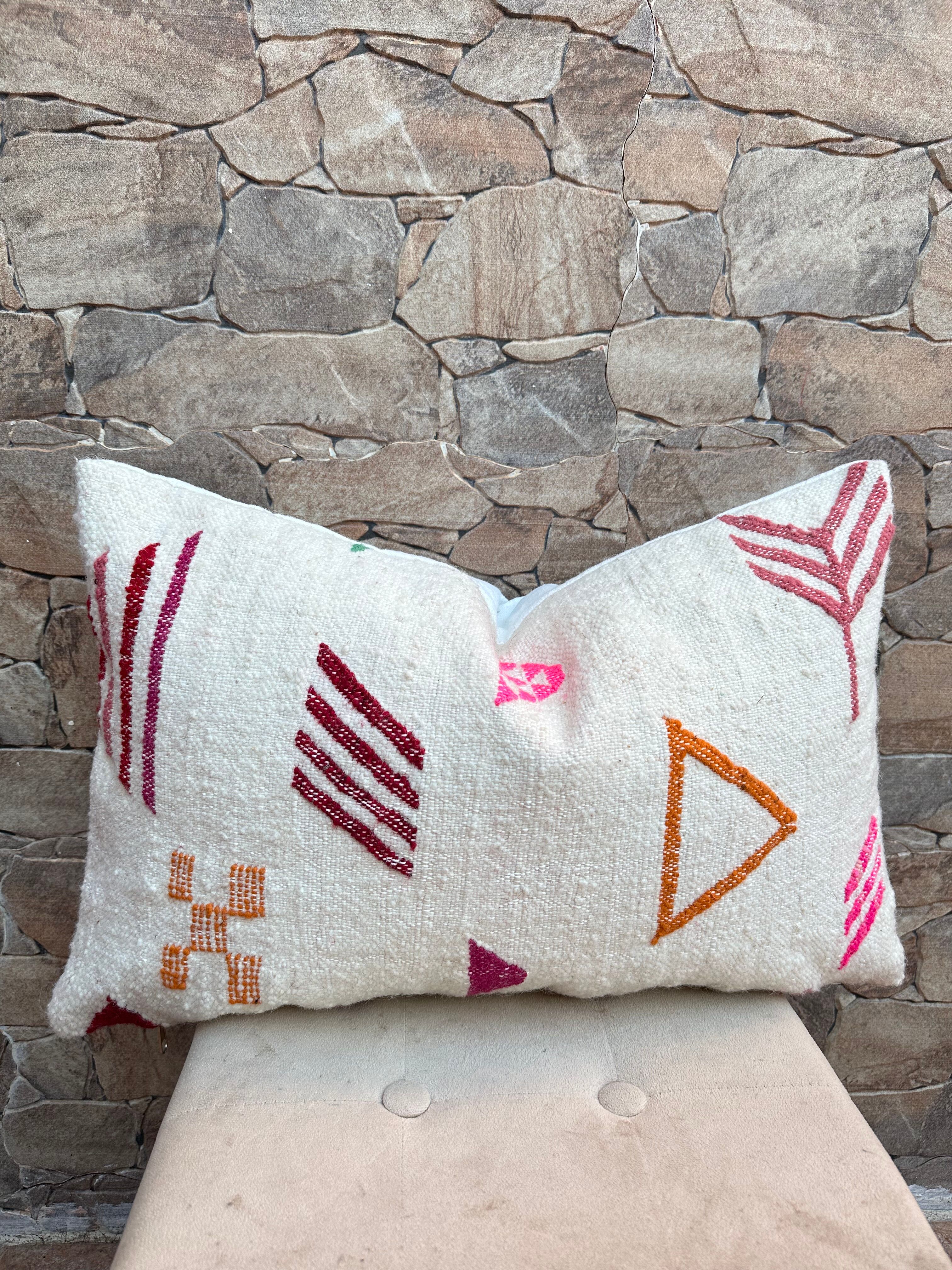 Handmade cushion cover in Berber wool: Moroccan Kilim cushion.